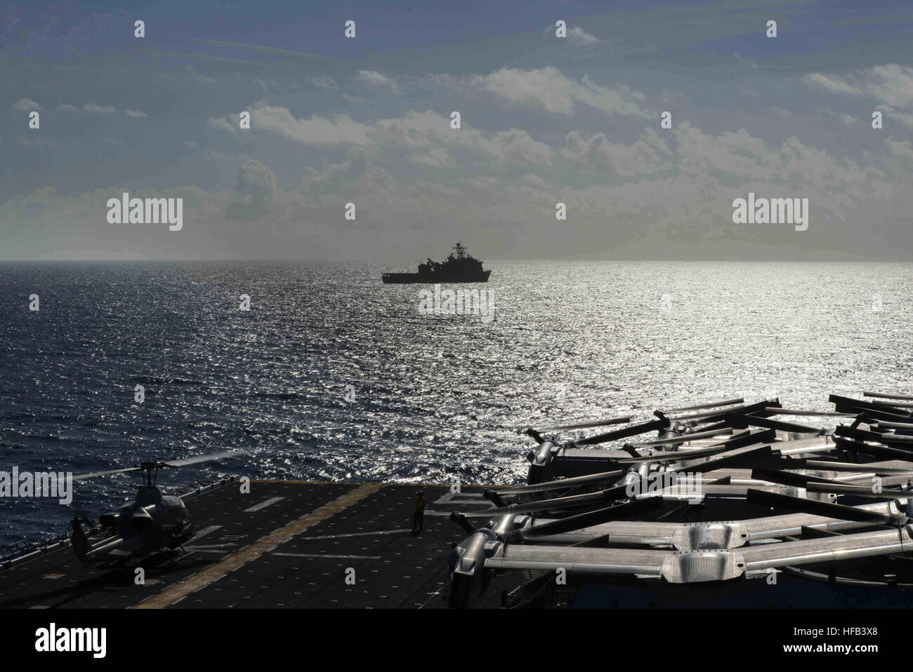 Das amphibische Dock Landung Schiff USS Gunston Hall (LSD 44) dampft vor dem Mehrzweck amphibischer Angriff Schiff USS Bataan (LHD-5) und die amphibious Transport dock USS Mesa Verde (LPD 19) während einer geraden Transit Simulation während Composite Training Unit Übung (COMPTUEX). Bataan ist im Gange mit dem 22. Marine Expeditionary Unit für COMPTUEX, entworfen, um die Bataan amphibische bereit Gruppe mit Szenarien im Einsatz gesehen. (U.S. Navy Photo by Massenkommunikation Spezialist 2. Klasse Gary A. Prill/freigegeben) Zusammengesetzte Einheit Trainingsübung 131206-N-RB564-003 Stockfoto