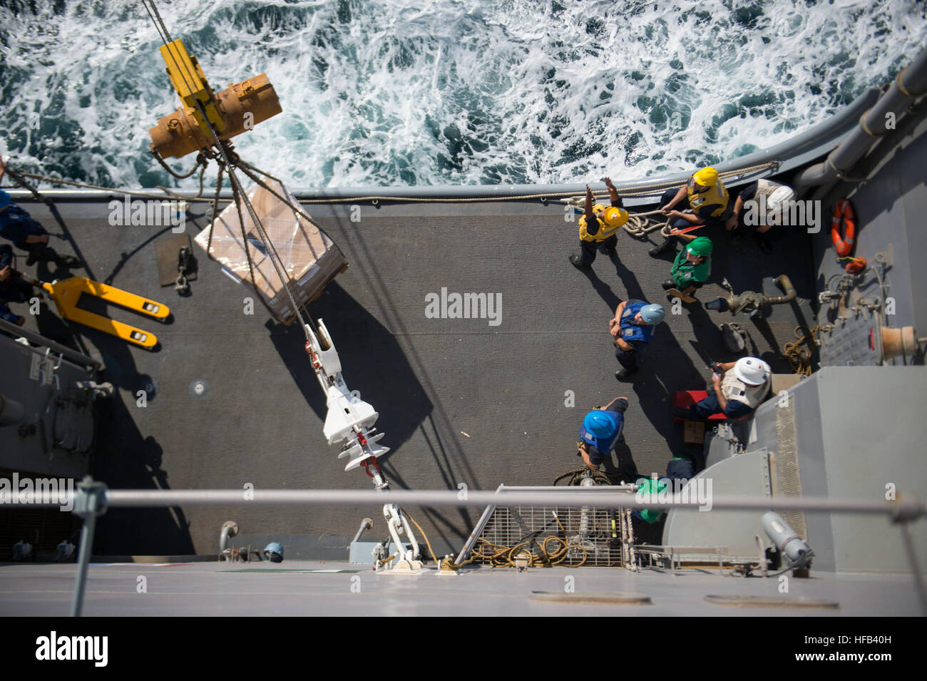 Matrosen dock an Bord-Landung Schiff USS Comstock (LSD 45) erhalten Ladung in einer Zeile aus der Military Sealift Command Flotte Nachschub Öler USNS Walter S. Diehl (T-AO 193) während einer angeschlossenen Nachschub (CONREP). Comstock ist Teil des Makin Insel amphibische bereit Gruppe (ARG) und mit der eingeschifften 11. Marine Expeditionary Unit (MEU), zur Unterstützung der Sicherheit im Seeverkehr Operationen und Sicherheitsbemühungen Zusammenarbeit Theater in den USA bereitgestellt wird 5. Flotte Aufgabengebiet. (Foto: U.S. Navy Mass Communication Specialist 3. Klasse Lenny LaCrosse/freigegeben) Comstock verbunden Nachschub Stockfoto