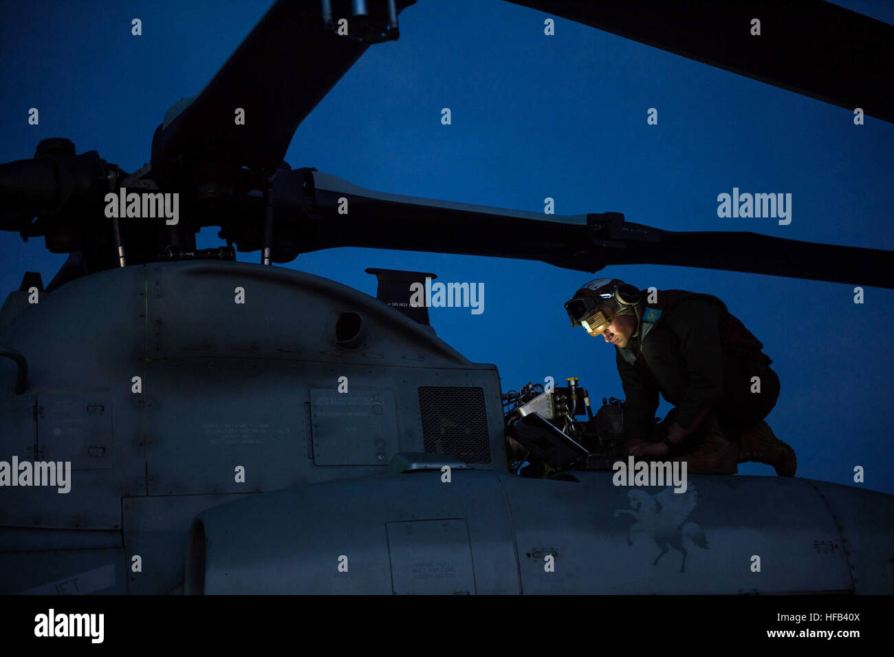 Pazifik (16. März 2015) A Marine aus der "Greyhawks" der Marine Medium Tilitorotor Squadron (VMM) 161 (Lauf) führt Wartungsarbeiten an einem AH-1 Cobra Hubschrauber auf dem Flugdeck der San-Antonio-Klasse amphibious Transport Dock USS Anchorage (LPD-23). Anchorage ist im Gange Beteiligten in einem Composite Training Unit Übung (COMPTUEX) mit der USS Essex (LHD-2) amphibischen bereit Gruppe (ARG), die von amphibischen Geschwader (PHIBRON), drei besteht und 15. Marine Expeditionary Unit (MEU). (Foto: U.S. Navy Mass Communication Specialist 3. Klasse Liam Kennedy/freigegeben) COMTUEX 150316-N-BD1 Stockfoto