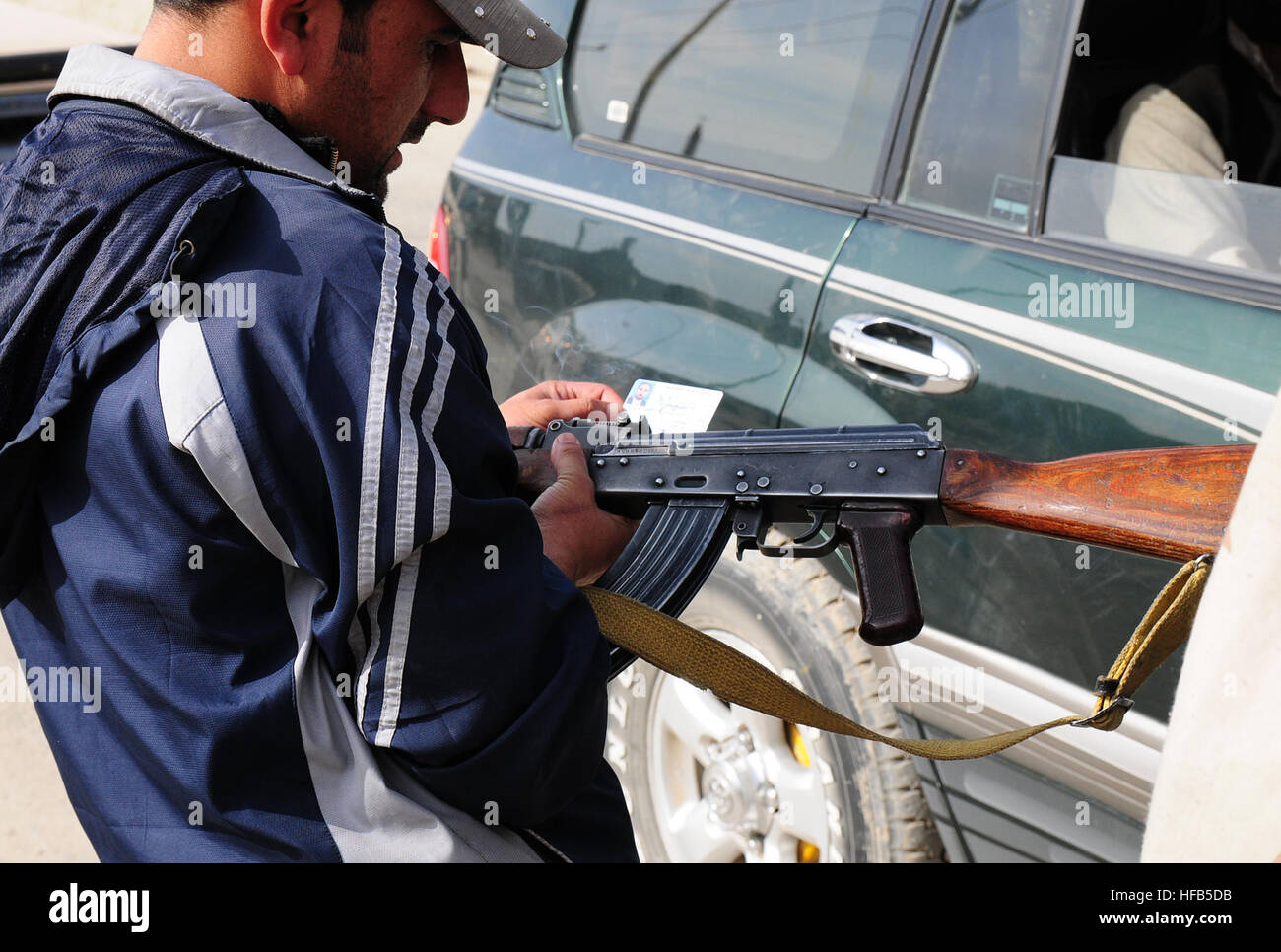 111120-N-VN372-011 KABUL – (20. November 2011) beratene Spartan 3 Service-Mitglieder, ein Offizier der afghanischen nationalen Polizei (ANP) prüft die Identifizierung eines afghanischen Konvoi Mitglieds der rechtmäßigen Besitz einer Feuerwaffe entlang einer belebten Kontrollpunkt Afghanistans "Loya Jirga" Sonntag validieren.   Mehr als 2.000 afghanischen ältesten besuchte die Jirga oder grosse Rat, auf dem ein in der Nähe von einstimmiger Beschluss erfolgte Afghanistans Präsident Hamid Karzai Billigung eine langfristigen Sicherheitspartnerschaft mit den USA verhandeln zu unterstützen  Spartan 3 ist ein 15-köpfiges Team, die als Bekämpfung Berater von ANP Offic dienen Stockfoto