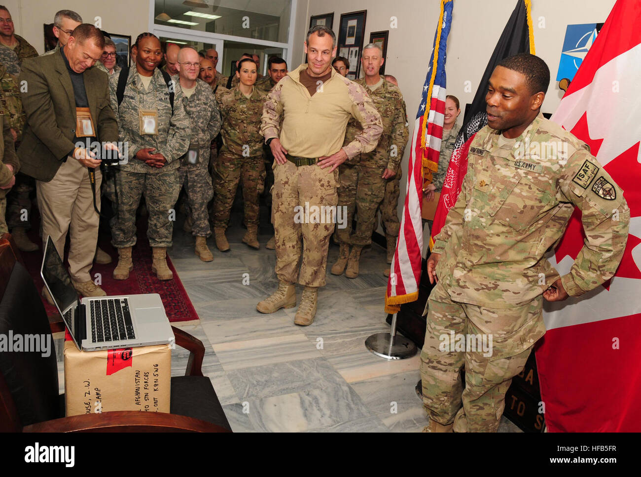 Die Förderzeremonie fand im Hauptquartier der NATO-Ausbildungsmission Afghanistan im Camp Eggers in Kabul statt, Teil der Bemühungen der Koalition um die Entwicklung einer nachhaltigen afghanischen nationalen Sicherheitseinheit. Stockfoto
