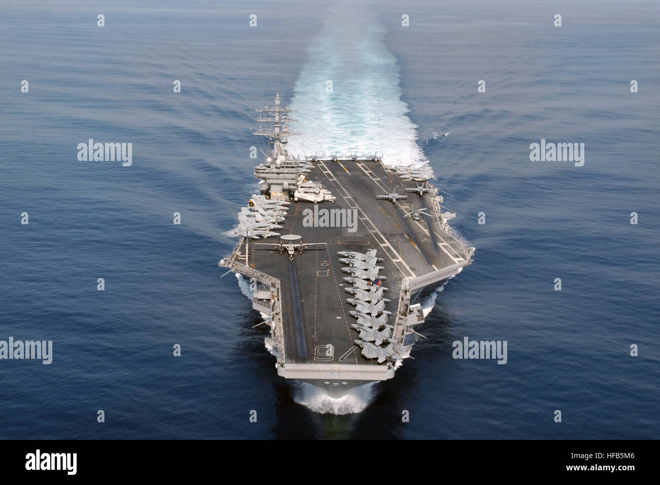 Die uns Navy (USN) Nimitz Klasse Nuclear-powered Flugzeugträger USS RONALD REAGAN (CVN-76) führt einen hohen Geschwindigkeit laufen während des Betriebs am Pazifischen Ozean. Reagan und eingeschifften Carrier Air Wing 14 (CVW-14) führen derzeit zugeschnitten Schiffe Training Verfügbarkeit (TSTA). CVN-76-Reagan-2005-07-25 Stockfoto