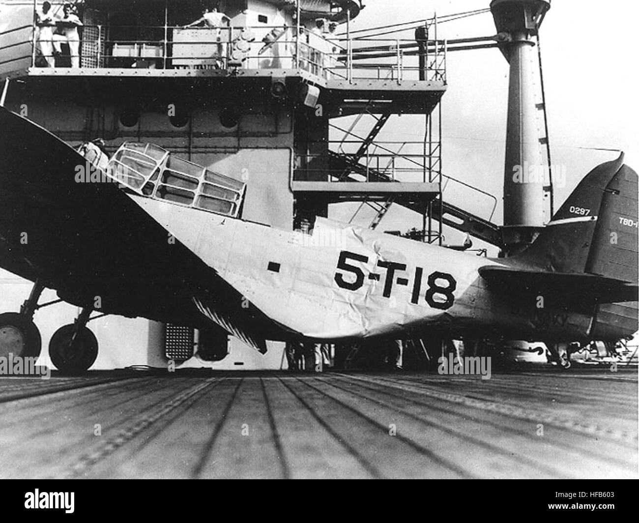 (Bureau # 0297), Torpedo Squadron Five (VT-5) mit einem faltigen Rumpf nach einer Landung-Unfall auf der USS Yorktown (CV-5), 3. September 1940. Nach dem Ende des Trägers Insel ist im Hintergrund. Dieses Flugzeug wurde schließlich beauftragt, Torpedo Staffel acht (VT-8) und wurde am 4. Juni 1942 in der Schlacht um Midway verloren.  Mit freundlicher Genehmigung von Thomas E. Doll.  US Naval Historical Center Foto. Beschädigte TBD VT-5 auf der USS Yorktown (CV-5) 1940 Stockfoto