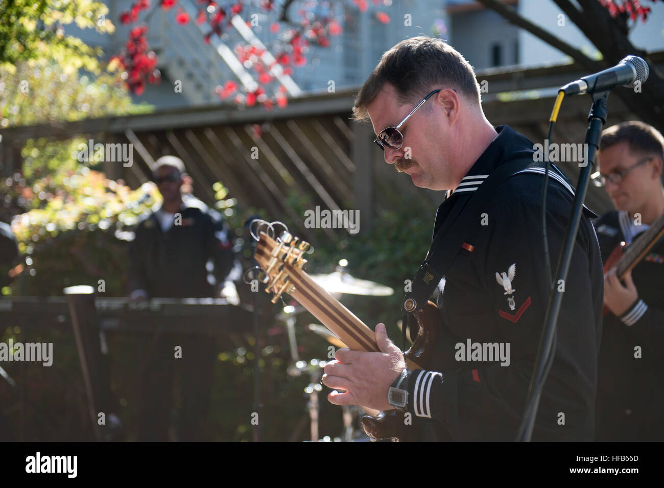 161005-N-LC424-007-SAN FRANCISCO (5. Oktober 2016) Petty Officer 3rd Class Michael Delorean spielt Gitarre mit der US-Pazifik Flotte Band namens "Pipeline" bei einem Auftritt in San Francisco Fleet Week. Flotte Woche bietet dem Publikum eine Chance zu treffen, Matrosen, Marines und Mitglieder der Küstenwache und ein besseres Verständnis der wie Meer Dienstleistungen die nationalen Verteidigung der Vereinigten Staaten und die Freiheit der Meere unterstützen. (US Navy Foto von Seemann Tarra Gallagher/freigegeben) "Pipeline" US Pazifik Flotte Band führt für San Francisco Flotte Woche 161005-N-LC424-007 Stockfoto