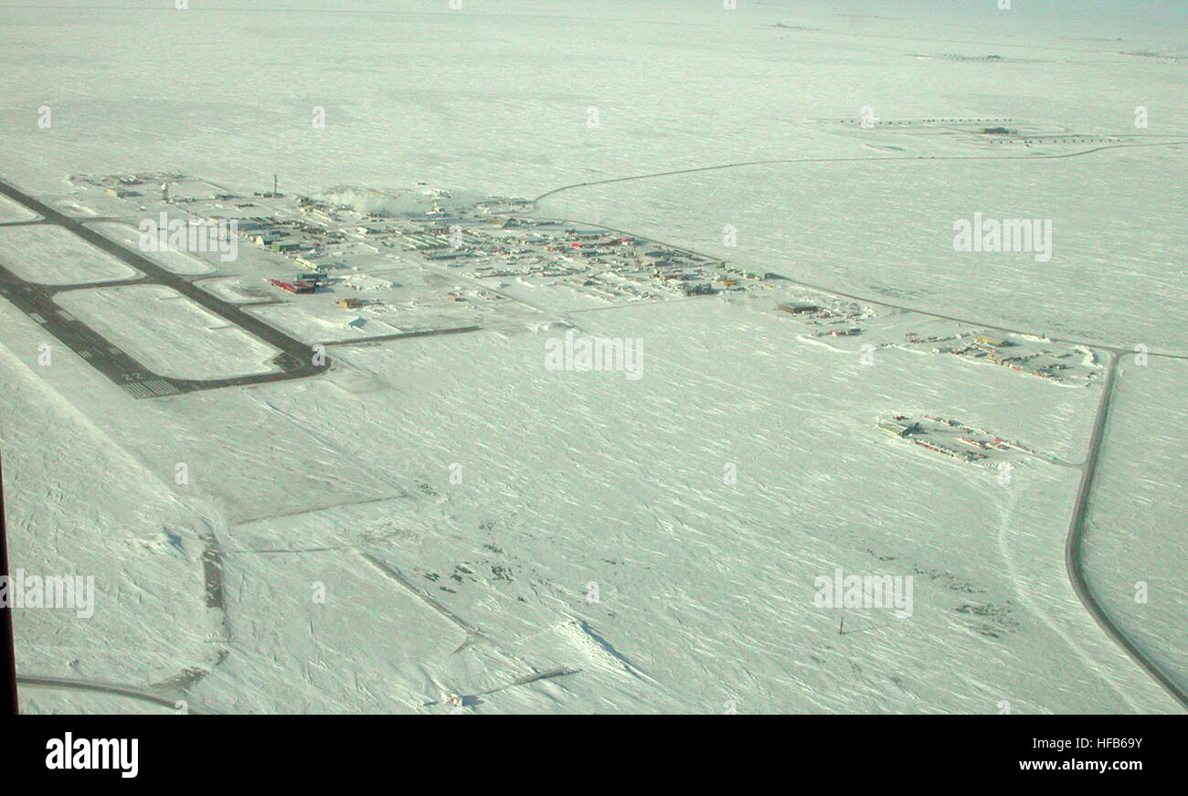 070312-N-7179R-001 PRUDHOE BAY-DEADHORSE, Alaska (12. März 2007) Ð am nördlichen Ende der Trans-Alaska-Pipeline, Prudhoe Bay-Deadhorse, Alaska, dient auch als Strand-Ablösung für die angewandte Physik Labor Ice Station (APLIS) gegründeten auf einer treibenden Eisscholle rund 180 Seemeilen nördlich zur Unterstützung der arktischen Tests für USA und UK u-Boote. Foto: U.S. Navy Lt. Erik Reynolds (freigegeben) Deadhorse Alaska Luftbild Stockfoto