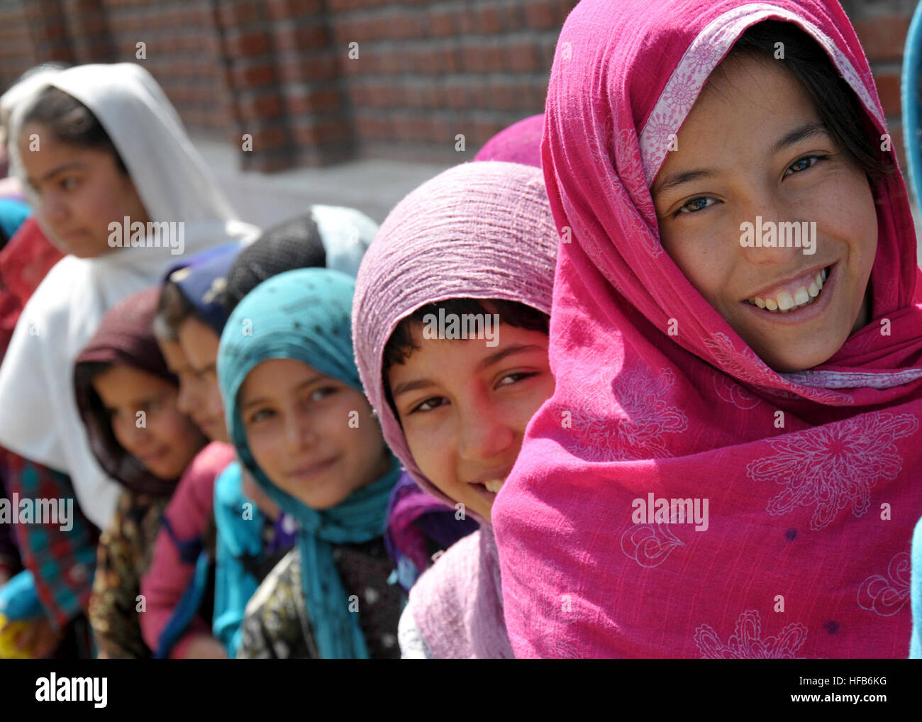 120410-N-3069F-007 KABUL – (10. April 2012) Tamana, 12 Jahre alten afghanischen Flüchtling, wartet in Zeile wie in einer Gemeinschaft von Freiwilligen Beziehungen Mission mit der Aschiana-Schule in Kabul beteiligten Personals und Camp Eggers drop off Kleidung und Schule liefert.  Aschiana (Afghanistans Kinder – A New Approach) ist eine afghanische Nichtregierungs-Organisation, die Programme, Dienstleistungen und Support für mehr als 4.500 arbeiten Straßenkinder durch Zentren in Kabul, Mazar-i-Sharif, Herat und Parwan bereitstellt.   Die Non-Profit-Organisation wurde Hauptbegünstigte des geben mir Socken, einer kleinen Stiftung entwickelt durch eine Stockfoto