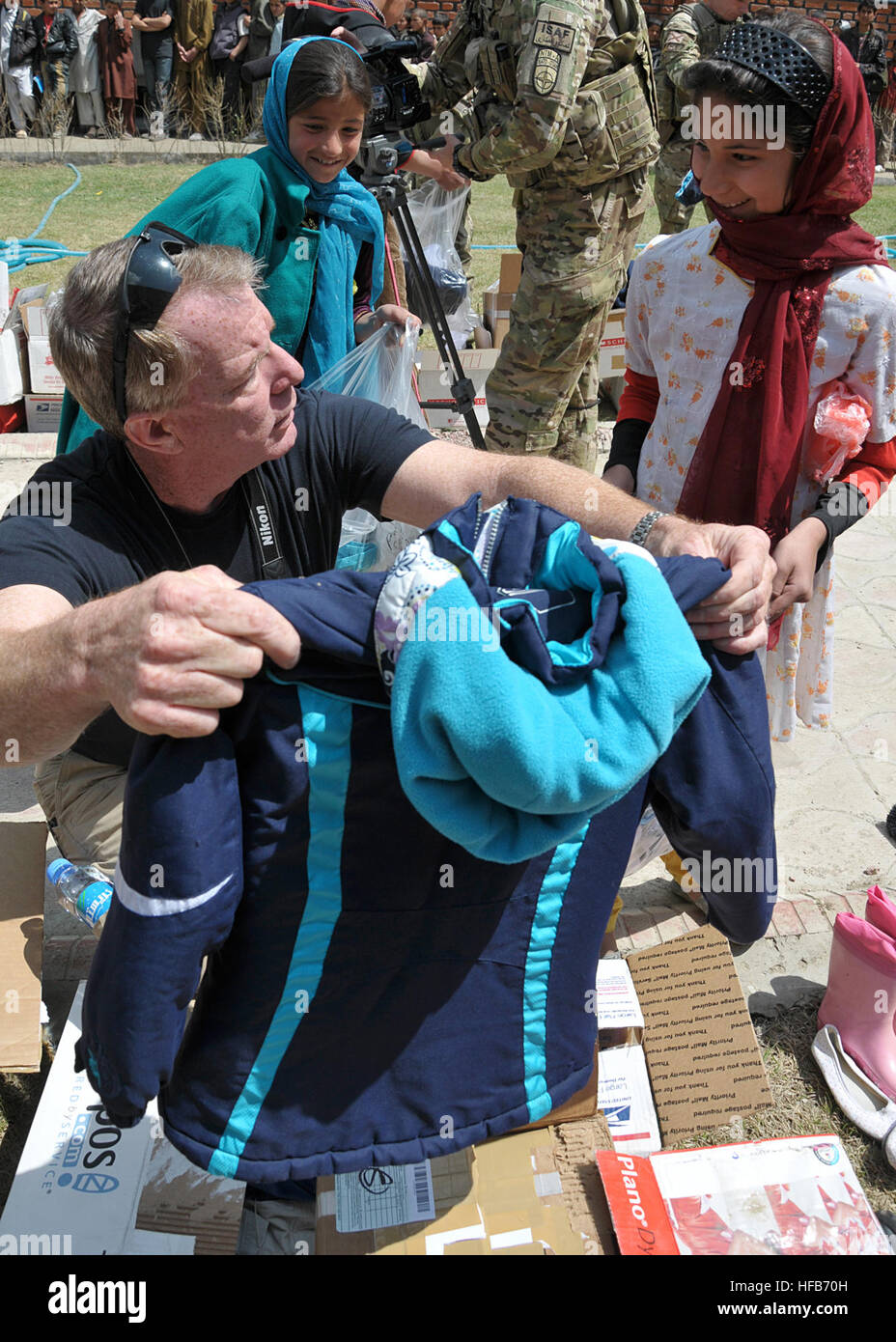 120410-N-3069F-036 KABUL – der Aschiana-Schule in Kabul herausgreifen richtig-Größe (10. April 2012) Camp Eggers Freiwilligen Lin House hilft eine afghanischer Flüchtling behandelnden Klasse an Kleidung während einer Gemeinschaft von Freiwilligen Beziehungen Mission. Aschiana (Afghanistans Kinder – A New Approach) ist eine afghanische Nichtregierungs-Organisation, die Programme, Dienstleistungen und Support für mehr als 4.500 arbeiten Straßenkinder durch Zentren in Kabul, Mazar-i-Sharif, Herat und Parwan bereitstellt.  Die Non-Profit-Organisation wurde Hauptbegünstigte des geben mir Socken, einer kleinen Stiftung entwickelt durch eine US-Verteidigungsministerium-em Stockfoto