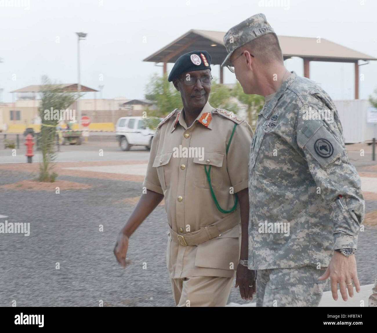 Gehen Sie gen Dahir Adan Elmi, der Chef der Verteidigung für somalischen Streitkräfte und Generalmajor Terry Ferrell, befehlshabender Offizier, kombiniert Joint Task Force-Horn von Afrika, gemeinsam in die Kombüse am Camp Lemonier, Dschibuti, 29. Mai 2013. Die Generäle trafen, um Zusammenarbeit zu verbessern und eine Grundlage für eine formellere zu militärischer Beziehung zwischen den beiden Ländern zu entwickeln. (Foto: U.S. Navy Petty Officer 1st Class Tom Ouellette/freigegeben) Dhraelm2 Stockfoto