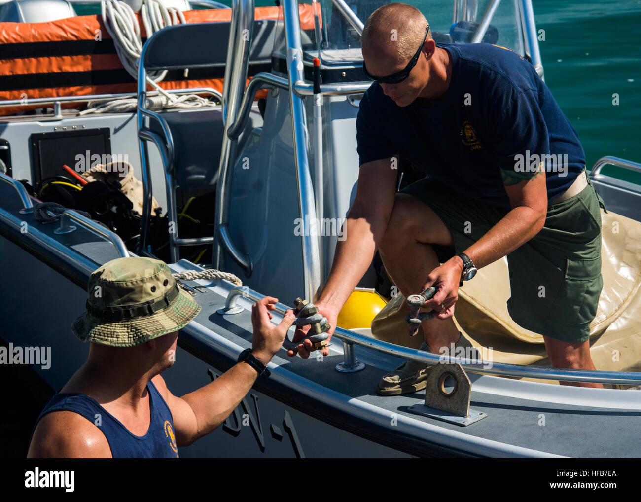 US Navy Chief Diver Julius McManus und Hospital Corpsman 1. Klasse Orlando Ortiz, beide, die Naval Station Guantanamo Bay Dive Locker, angeschlossenen Geräte in Vorbereitung auf eine bevorstehende Tauchgang in Guantanamo Bay, Kuba, 26. Juni 2014 zugewiesen. Die Entwicklung beteiligten Reparatur einer Kette festmachen und eine beschädigte Boje Markierung von der Bucht entfernt. (Foto: U.S. Navy Mass Communication Specialist 3. Klasse Eric Soto/freigegeben) Tauchen Sie ein Vorbereitung 140626-N-LL043-026 Stockfoto