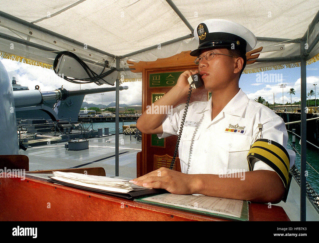 Die ROKN CHUNG NAM (FF-953), festgemacht am Pearl Harbor Naval Station fordert eine Republik Korea Navy Petty Officer der Uhr im Statusbericht des Schiffes während RIMPAC 98. DN-SD-00-01068 Stockfoto