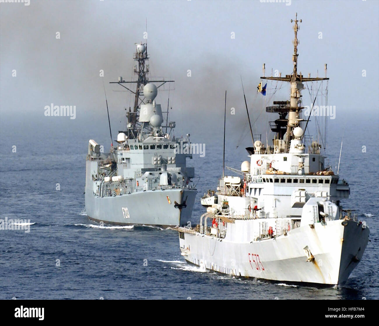 Bildung für einen Fototermin im Gange in den Golf von Oman, zur  Unterstützung der Operation IRAQI FREEDOM fahren Schiffe, kombiniert Task  Force One fünf Zero (CTF-150) zugewiesen. Im Vordergrund-Hintergrund-Bild:  die italienische Marine
