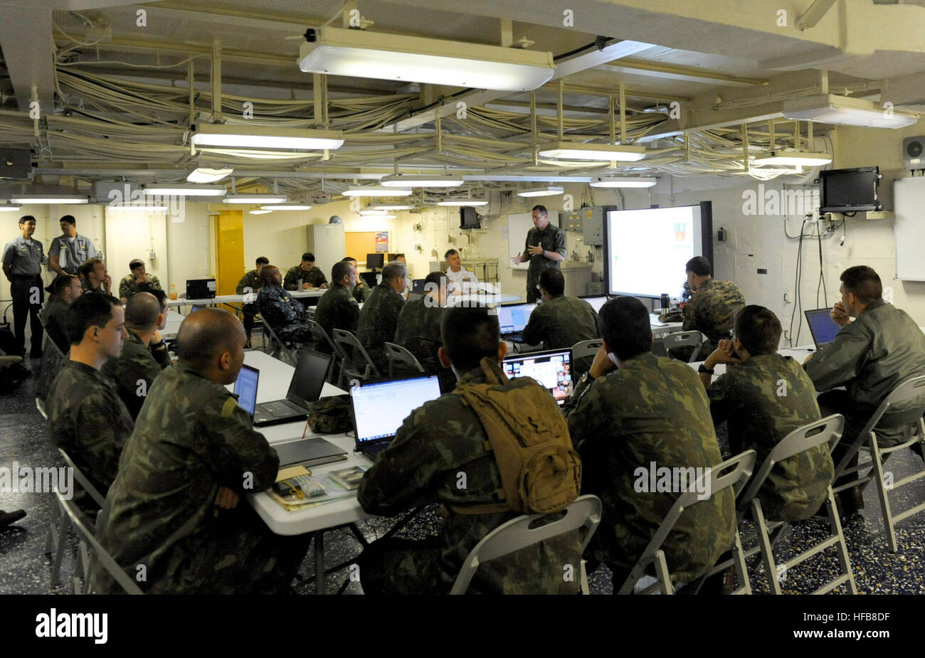Mitglieder der brasilianischen Marine Corps, Matrosen, die zukünftige amphibische zugewiesen Schiff USS America (LHA-6) und Marines von eingeschifften besonderen Zweck Marine Air-Ground Task Force Süd führen ein Planungstreffen an Bord von Amerika. Amerika reist derzeit durch die USA Southern Command und USA 4. Flotte Bereich Verantwortung auf ihrer Jungfernfahrt Transit, "Amerika besucht Amerika." Amerika ist das erste Schiff dieser Klasse, Tarawa-Klasse amphibischer Angriff Schiffe ersetzt. Als die nächste Generation "groß-Deck" amphibischer Angriff Schiff wird Amerika für die Luftfahrt, in der Lage, Su optimiert. Stockfoto