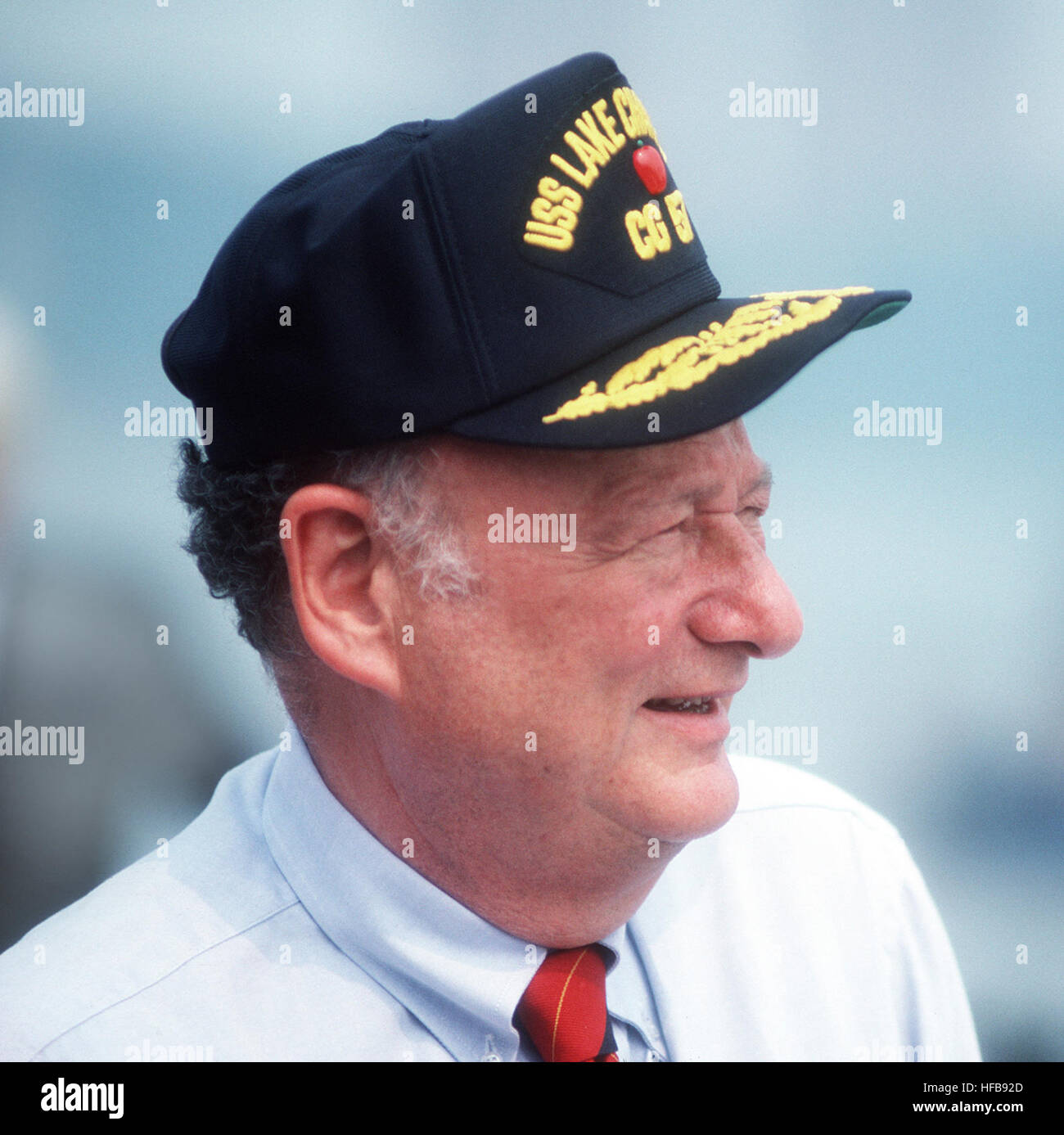 Edward Koch bei der Inbetriebnahme der USS Lake Champlain (CG-57) beschnitten Stockfoto