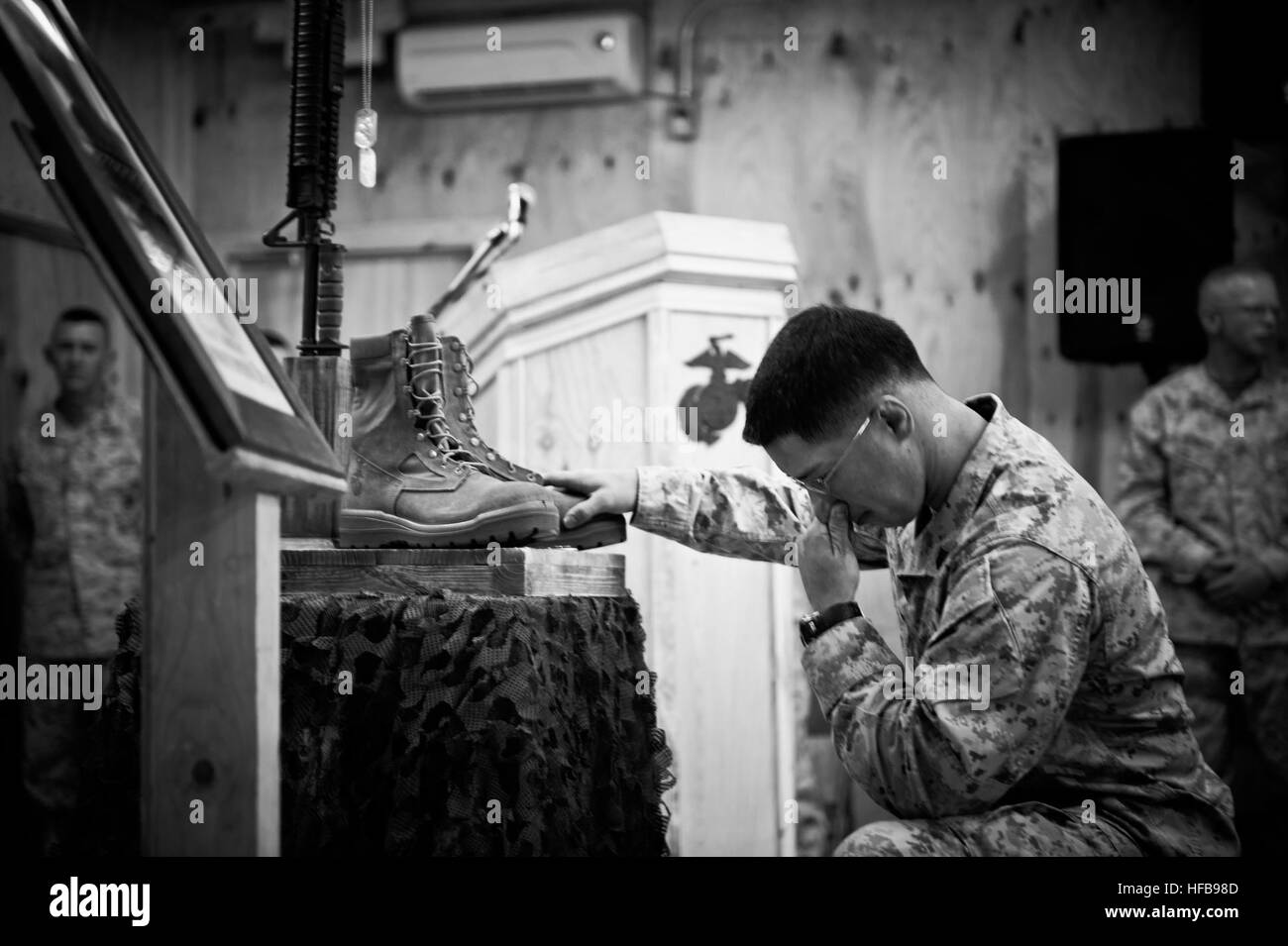 Sgt. Benjamin Grijalva, ein Gebrauchshund-Handler mit II Marine Expeditionary Force Headquarters Gruppe (vorwärts), zahlt seinen Respekt zu Staff Sgt Christopher Diaz an seinem Denkmal während einer Trauerfeier auf dem Camp Leatherneck, Provinz Helmand, Kapelle, Okt. 8. Diaz, gebürtig aus El Paso, Texas, und ein Experte militärischer Arbeitshund Handler mit II MHG (Fwd), starb Sept. 28, Unterstützung von Kampfhandlungen in der Provinz Helmand. Diaz wurde aus der Marine Corps Air-Ground Combat Center Twentynine Palms, Kalifornien, eingesetzt, er als Handler mit III MHG diente. Elite dog Handler in C geehrt Stockfoto