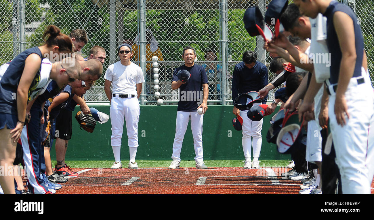 Softball-Teams aus dem amphibischen Angriff Schiff USS Essex und Japan Maritime Self-Defense Force Bug im Respekt zum Jahresende ein Softball-Spiel. Kommandant, durchgeführt Flotte Aktivitäten Sasebo Flotte wöchentlich mit Japan Maritime Self-Defense Force. (Foto: U.S. Navy Seemann Adam Bennett) ESSEX Amphibious Ready Group 313461 Stockfoto