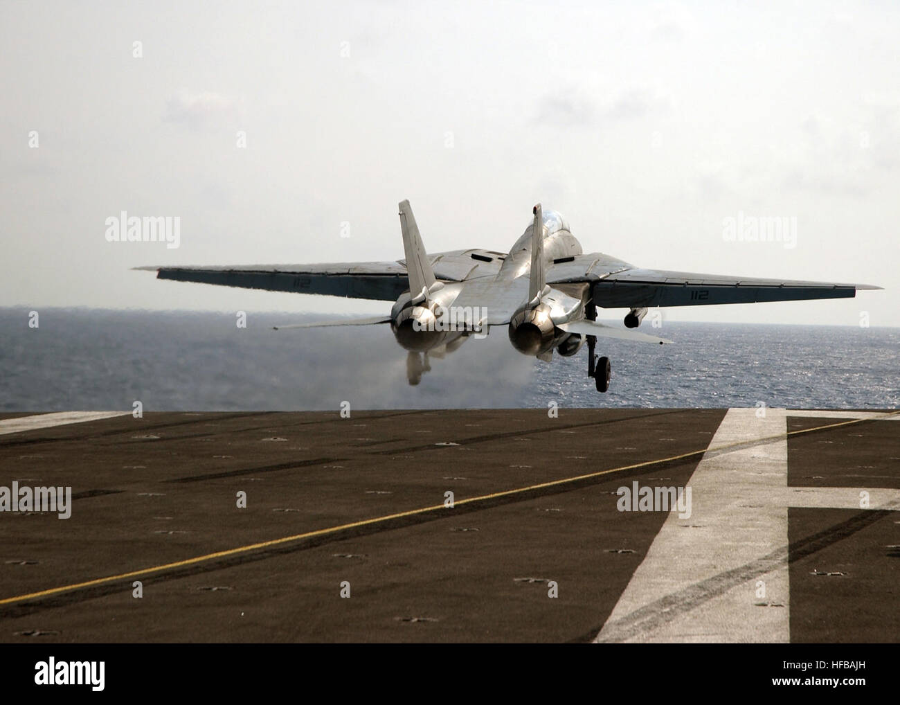 060728-N-7241L-004 Atlantik (28. Juli 2006) Ð an Bord USS Theodore Roosevelt (CVN-71), ein F - 14D Tomcat zugewiesen "Tomcatters" Fighter Squadron drei One (VF-31), Baunummer 112, rundet die endgültige Katapultstart von einer f-14 Tomcat-Kampfflugzeugen.  Der letzte Start markiert das Ende einer Ära für Marineflieger. Die f-14 wird offiziell im September 2006, nach 32 Jahren Dienst in der Flotte in den Ruhestand.  Theodore Roosevelt schließt gemeinsame Task Force Übungen mit USS Dwight D. Eisenhower (CVN-69). U.S. Navy Photo by Mass Communications Specialist 3. Klasse Nathan Laird (RELE Stockfoto