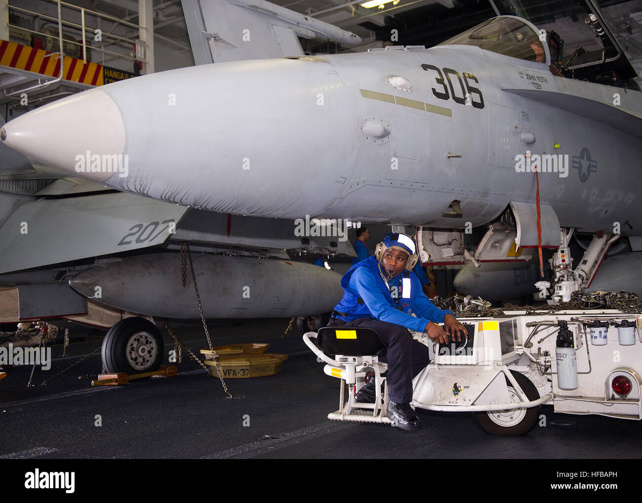 130419-N-LH273-015 Atlantik (18. April 2013) Luftfahrt Boatswain Mate Handling Airman Rodrick Brown transportiert eine F - 18 C Hornet zu Hangarbucht 1 an Bord des Flugzeugträgers USS Harry S. Truman (CVN-75).  (Foto: U.S. Navy Mass Communication Specialist 3. Klasse Adam Brock/freigegeben) F - 18C Hornet 130419-N-LH273-015 Stockfoto