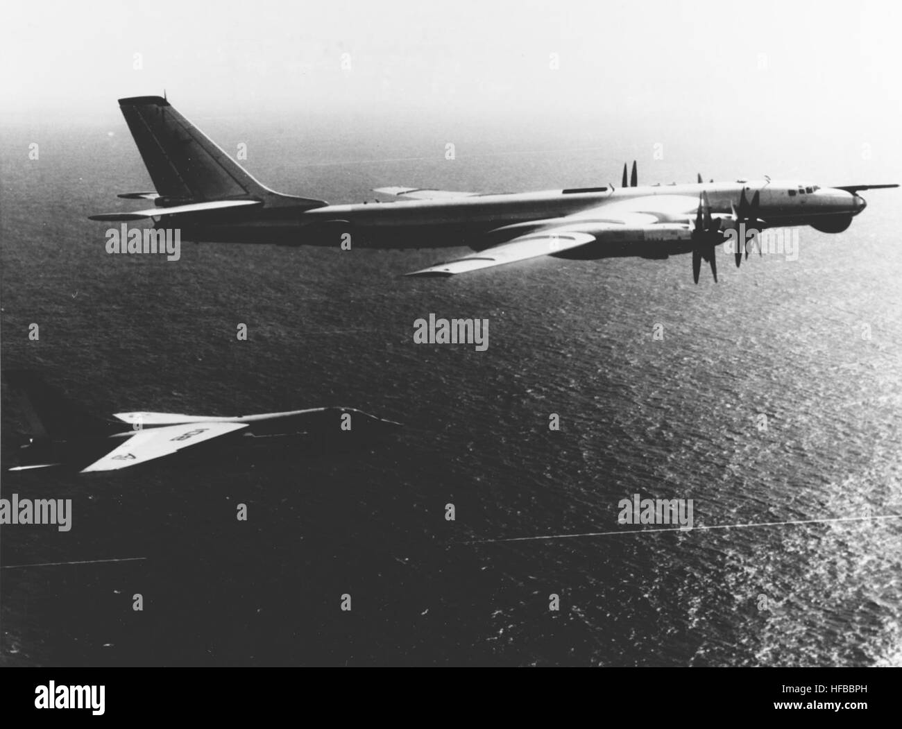 F-8 Crusader VF-13 begleitet Tupolew Tu-95 über das Mittelmeer in 1967 Stockfoto
