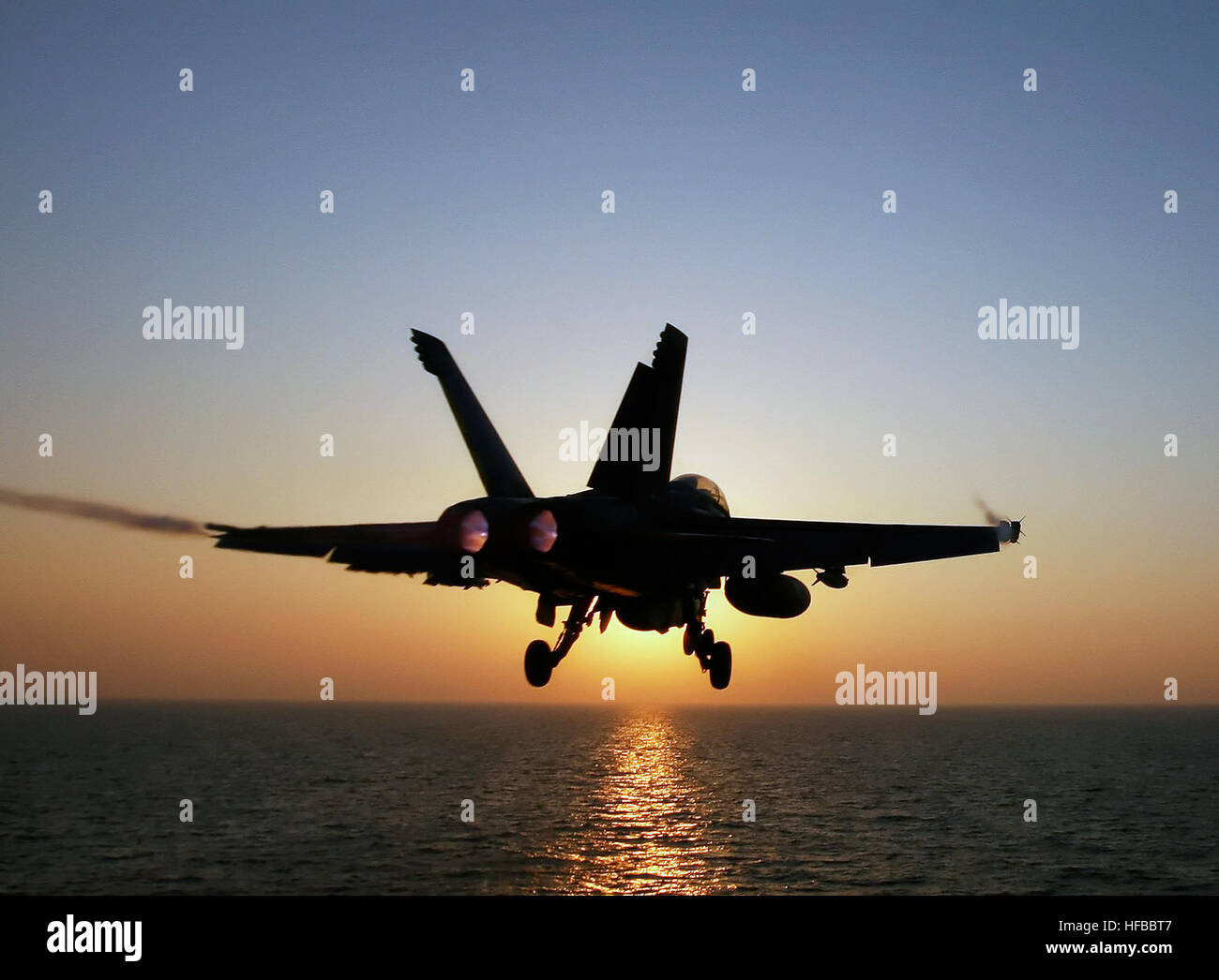 Eine F/A-18F Super Hornet, zugewiesen "Checkmates" des Strike Fighter Squadron (VFA) 211, startet aus dem Bogen der nuklear angetriebene Flugzeugträger USS Enterprise (CVN-65) auf einer Nacht Close Air Support Mission in Afghanistan. Enterprise und eingeschifften Carrier Air Wing 1 sind auf eine geplante Bereitstellung zur Unterstützung der Operationen auf See und der globale Krieg gegen den Terrorismus. Foto: U.S. Navy Lt. Peter Scheu (freigegeben) F-A-18F Super Hornet startet 64610 Stockfoto