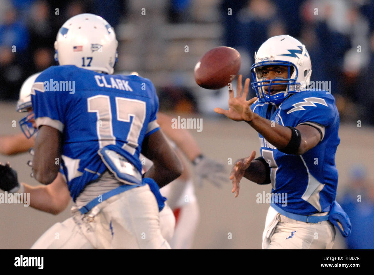 U.S. Air Force Academy Freshman quarterback Tim Jefferson Optionen zum ersten Stau Asher Clark. Die Falcons Option hetzen legen Boden, 227 Yards in einem 23-10-Sieg über University of New Mexico Okt. 23 im Falcon Stadium in Colorado. Mit diesem Sieg die Falcons sind nun 6: 2 und Schale berechtigt. Die Akademie kehrt in den Rost Nov. 1 wenn es auf Armee in West Point dauert. (U.S. Air Force Photo/Dennis Rogers) Falken in der Offensive in New Mexico bei Air Force 2008-10-23-1 Stockfoto