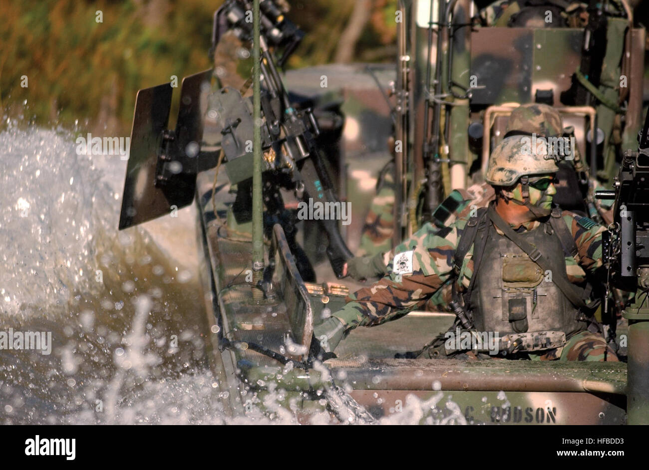 031023-N-6967M-556 das Rumpf-Design Team 22 riverine Boote können sie extrem engen Kanal Ecken drehen und stoppen auf einen Cent ohne Überschwemmung das Handwerk. Mannschaftsmitglieder dürfen nicht nur halten, sondern auch Feuer Waffen unter diesen heftigen Bedingungen.  Foto von PH1 Shane T. McCoy schnell und wendig riverine Patrouillenboot Stockfoto