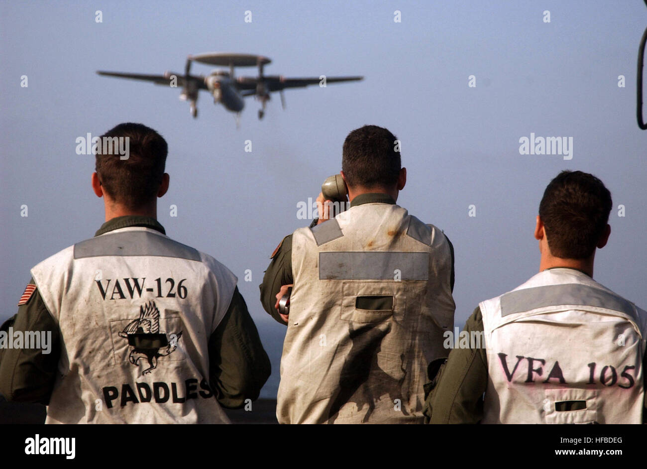 050131-N-4757S-224 Persischen Golf (31. Januar 2005) - Landing Signal Officers (LSO) gibt Anweisungen an die Crew von einem E - 2 C Hawkeye "Seahawks" der Carrier Airborne frühen Warning Squadron One zwei Six (VAW-126) zugewiesen, wie es bereitet sich auf einen verhafteten landen auf dem Flugdeck der Nimitz-Klasse-Flugzeugträger USS Harry S. Truman (CVN-75). Carrier Air Wing drei (CVW-3) ist an Bord Truman begann Luftnahunterstützung Bereitstellung und Durchführung von Intelligenz, Überwachung und Aufklärungsmissionen über den Irak. Truman Carrier Strike Group und CVW-3 sind auf eine regelmäßige Bereitstellung ich Stockfoto