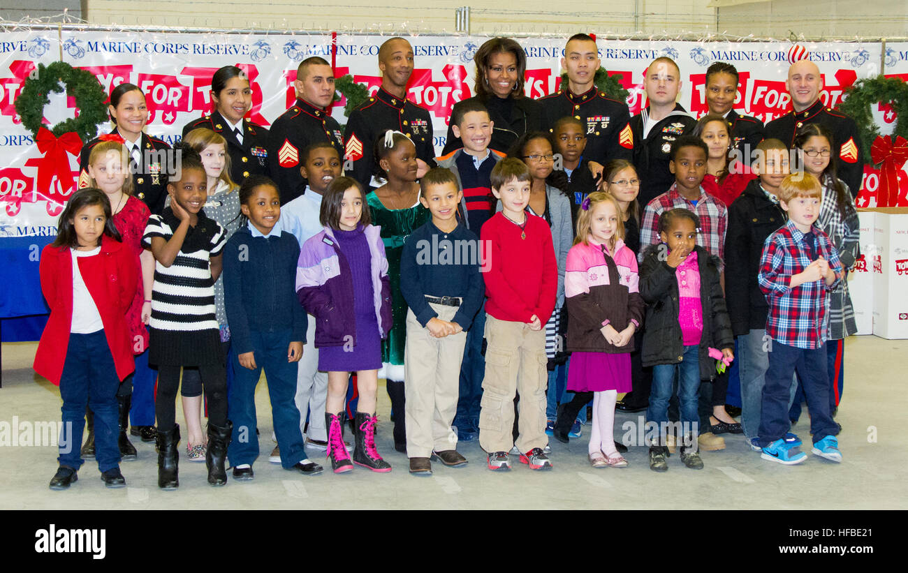 First Lady Michelle Obama posiert für ein Gruppenfoto mit Soldat innen und militärische Angehörige nach dem Sortieren spendete Spielzeug für die Marine Corps Stiftung Spielwaren für Tots Kampagne am Joint Base Anacostia-Bolling (JBAB) am 19. Dezember 2013. (Foto: U.S. Navy Lt. CMdR Jim Remington) First Lady Michelle Obama unterstützt Spielwaren für Tots jährliche Laufwerk 131219-N-WY366-483 Stockfoto