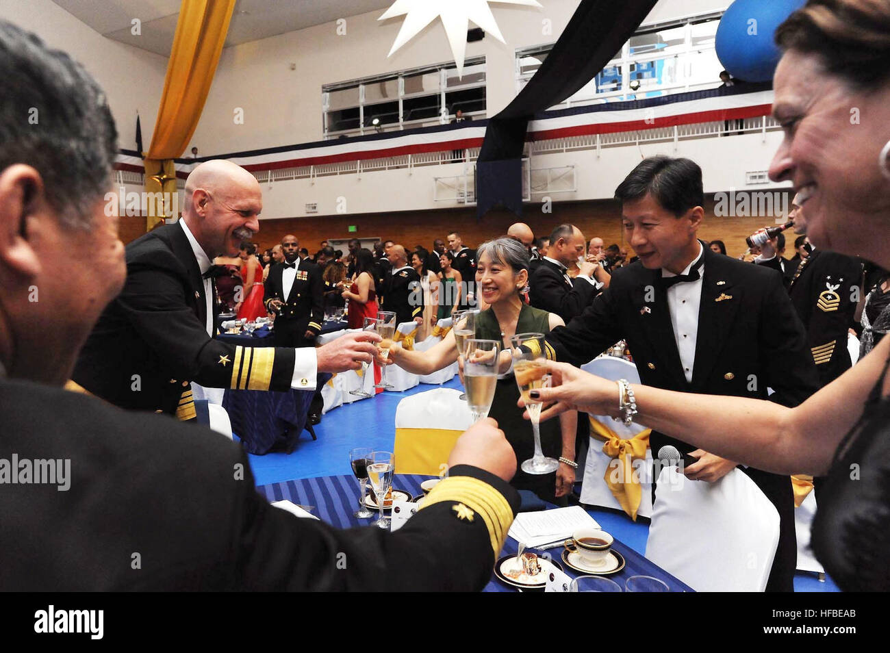 Commander, US 7. Flotte Vice Admiral Scott H. Swift, Center, Japan Maritime Self Defense Force Vice ADM Yasushi Matsushita, rechts, und Kommandant, Yokosuka Bezirk, Vice Admiral Tomohisa Takei, links, zusammen mit ihren jeweiligen Ehegatten Touch Wein Gläser nach ein zeremonieller Toast an den Präsidenten der Vereinigten Staaten während einer Navy-Geburtstag-Ball im Freizeitzentrum Reinheit auf Flotte Aktivitäten Yokosuka um den 237. Geburtstag der US Navy zu gedenken statt. (Foto von Greg Mitchell, Flotte Aktivitäten Yokosuka Public Affairs Office) Flotte Aktivitäten Yokosuka beherbergt US Navy 237. Geburtstag Ball 1 Stockfoto