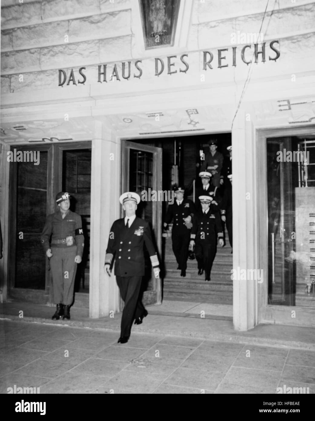 Flottenadmiral Ernest J. King verlässt das Hauptquartier der uns Häfen und Basen in Bremen, Germany, 23. Juli 1945 Stockfoto