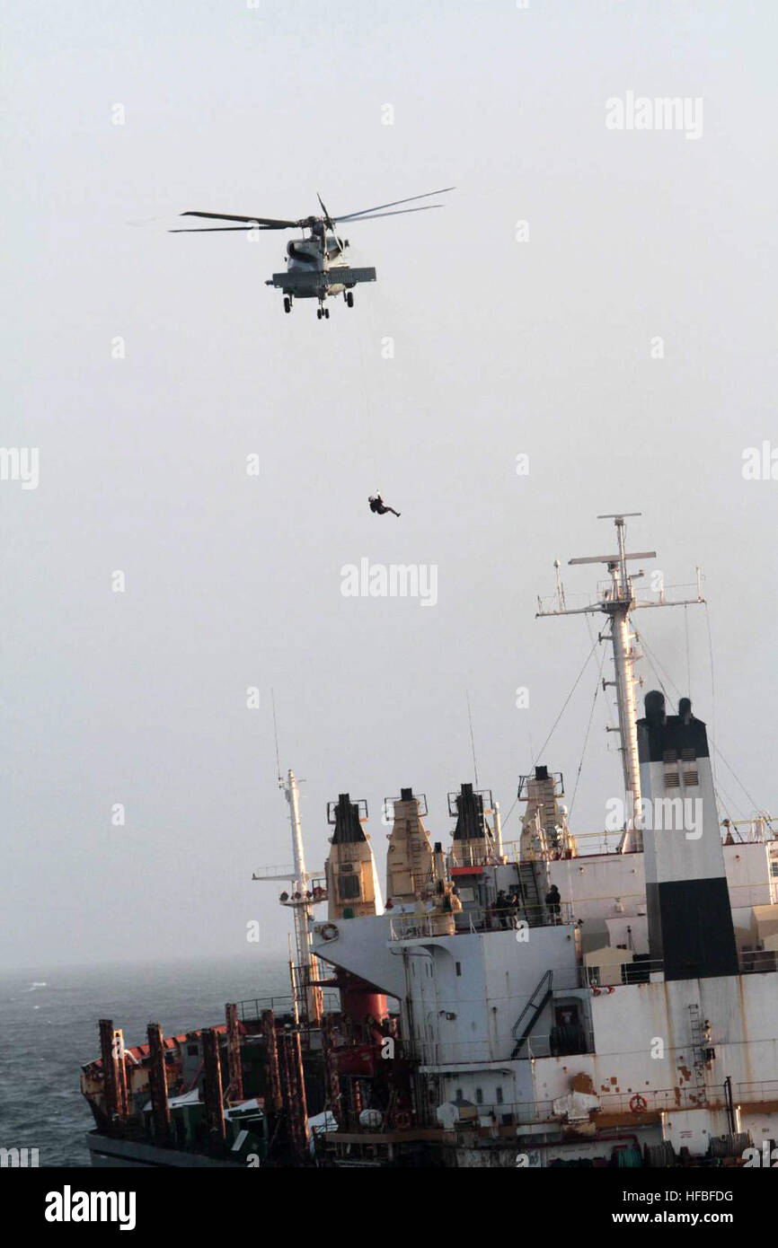 120820-N-ZZ999-006 Golf von ADEN (20. August 2012) ein SH-60 b Sea Hawk Hubschrauber zugewiesen, Hubschrauber Anti-Submarine Squadron Licht (HSL) 42, det 8, begann an Bord der geführte Flugkörper-Zerstörer USS Winston S. Churchill (DDG-81), nicht abgebildet, führt eine medizinische Evakuierung ein verletztes Besatzungsmitglied aus der Panama-Flagge fahrenden, Massengutfrachter M/V nehmen ca. 110 Meilen nördlich von Socotra Island, Vereinigte Arabische Emirate. Winston S. Churchill erhält Commander Task Force (CTF) 150, Durchführung von zur Bekämpfung des Terrorismus und Sicherheit im Seeverkehr Operationen im Golf von Aden, Golf von Oman, Arabisches Meer, Rotes Meer und Ind Stockfoto