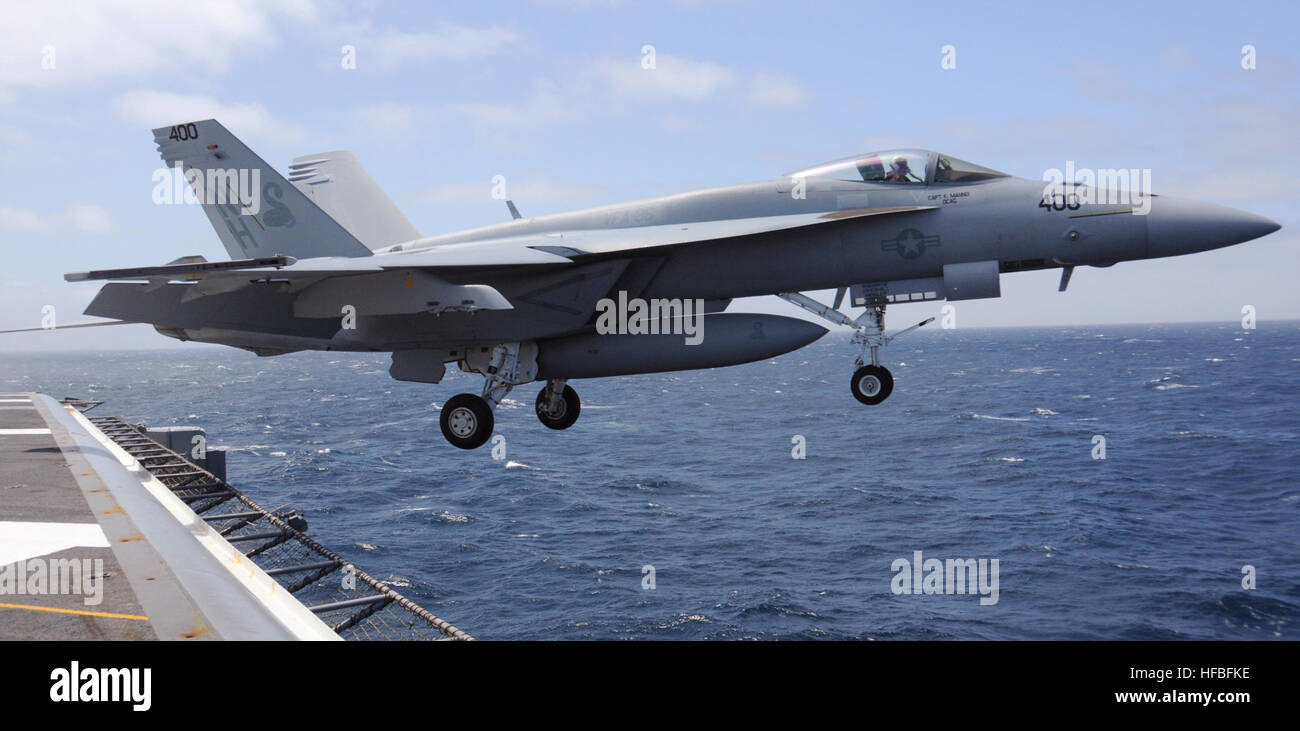 Eine F/A-18 Super Hornet der Marine Fighter Attack Squadron VMFA-323 startet vom Flugdeck der USS Nimitz (CVN 68) für eine Flugshow während einer Tigerfahrt von der Marinestation Everett nach San Francisco, um den 75. Jahrestag der Golden Gate Bridge zu feiern. Stockfoto