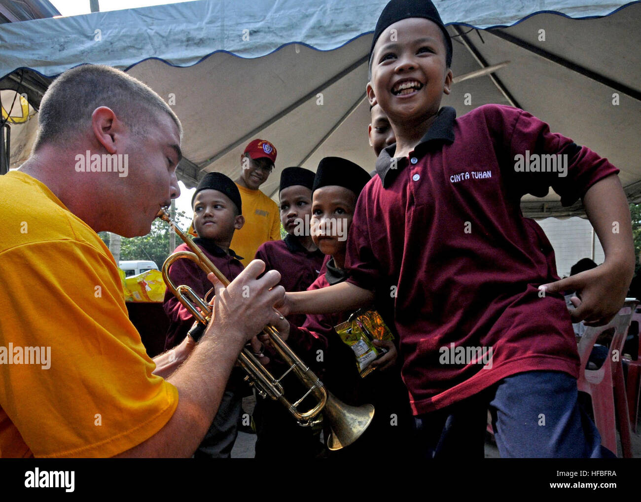 120616-N-KK935-059 LUMUT, Malaysia (16. Juni 2012) Musiker 2. Klasse Matt Kinaman, ein Mitglied der US 7. Flotte Brass Band, fördert eine Kind, ihm zu helfen, in der Trompete bei einem ehrenamtlichen Projekt im Haruman Kasih Pertubuhan Charity House für Zusammenarbeit über Wasser Bereitschaft und Training (CARAT) Malaysia 2012. Karat ist eine Reihe von bilateralen militärischen Übungen zwischen der US-Marine und die Streitkräfte von Bangladesch, Brunei, Kambodscha, Indonesien, Malaysia, Philippinen, Singapur und Thailand.  Timor-Leste verbindet Karat zum ersten Mal im Jahr 2012. (U.S. Navy Photo von Masse Comm Stockfoto