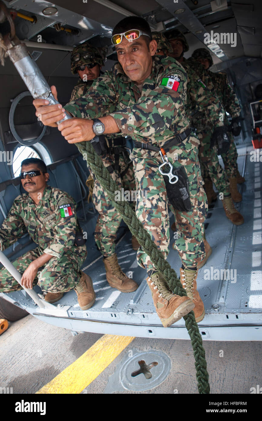120712-N-KL795-076 Pazifik (12. Juli 2012) A mexikanische Marine lehrt richtiges schnell Abseilen, US-Marines an Bord der ARM Usumacinta (A-412) während RIMPAC 2012.  Zweiundzwanzig Nationen, mehr als 40 Schiffe und u-Boote, mehr als 200 Flugzeugen und 25.000 Mitarbeiter beteiligen sich an RIMPAC Übung vom 29. Juni bis 3. August in und rund um die Inseln von Hawaii. Der weltweit größte internationale maritime Übung RIMPAC bietet eine einzigartige Gelegenheit, die hilft den Teilnehmern zu fördern und unterstützen die Kooperationsbeziehungen, die entscheidend für die Gewährleistung der Sicherheit der Seewege sind und Stockfoto