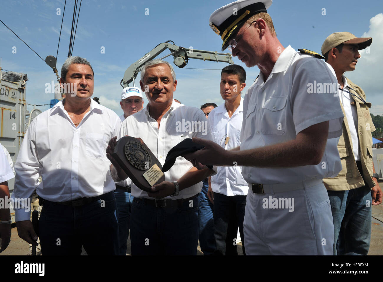 120519-N-BJ279-091 PUERTO BARRIOS, Guatemala (19. Mai 2012) Captain Troy Brümmer stellt der Präsident von Guatemala, Otto Pérez Molina, eine Gedenktafel aus dem Military Sealift Command Rettung und Bergung Schiff USNS Greifer (T-ARS 53) während seines Besuchs in Segler zugewiesen, Mobile Tauchen und Salvage Unit (MDSU) 2, Firma 2-1 gerecht zu werden. Firma 2-1 ist Marine Dive-Southern Partnerschaft Station 2012, eine multinationale Partnerschaft Engagement entwickelt, um die Interoperabilität und Partner Nation Kapazitätssteigerung durch Tauchbetrieb beteiligt. (Foto: U.S. Navy Mass Communication Specialist 2. Klasse Kath Stockfoto