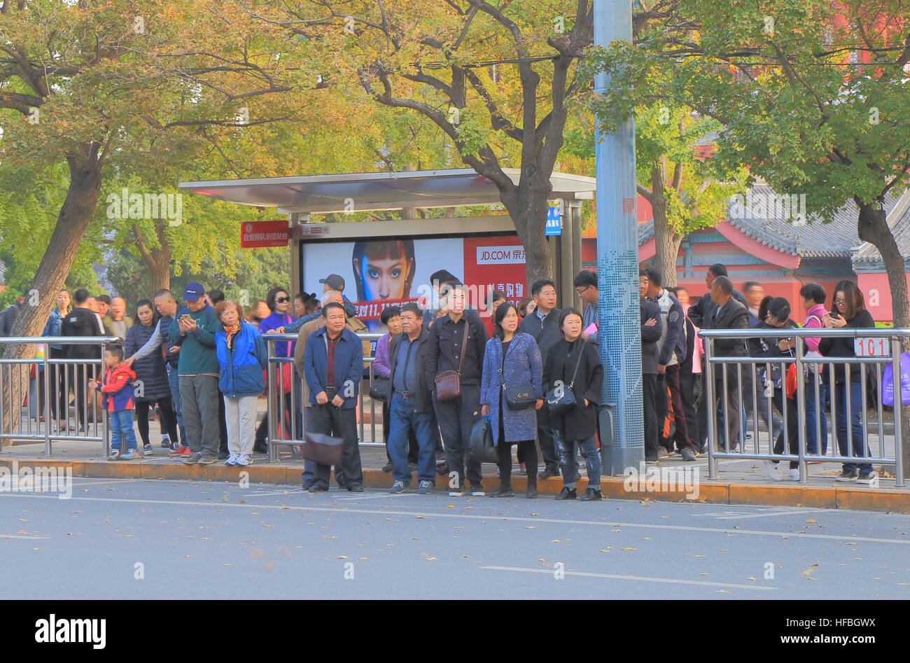 Leute warten auf Bus in Peking. Stockfoto