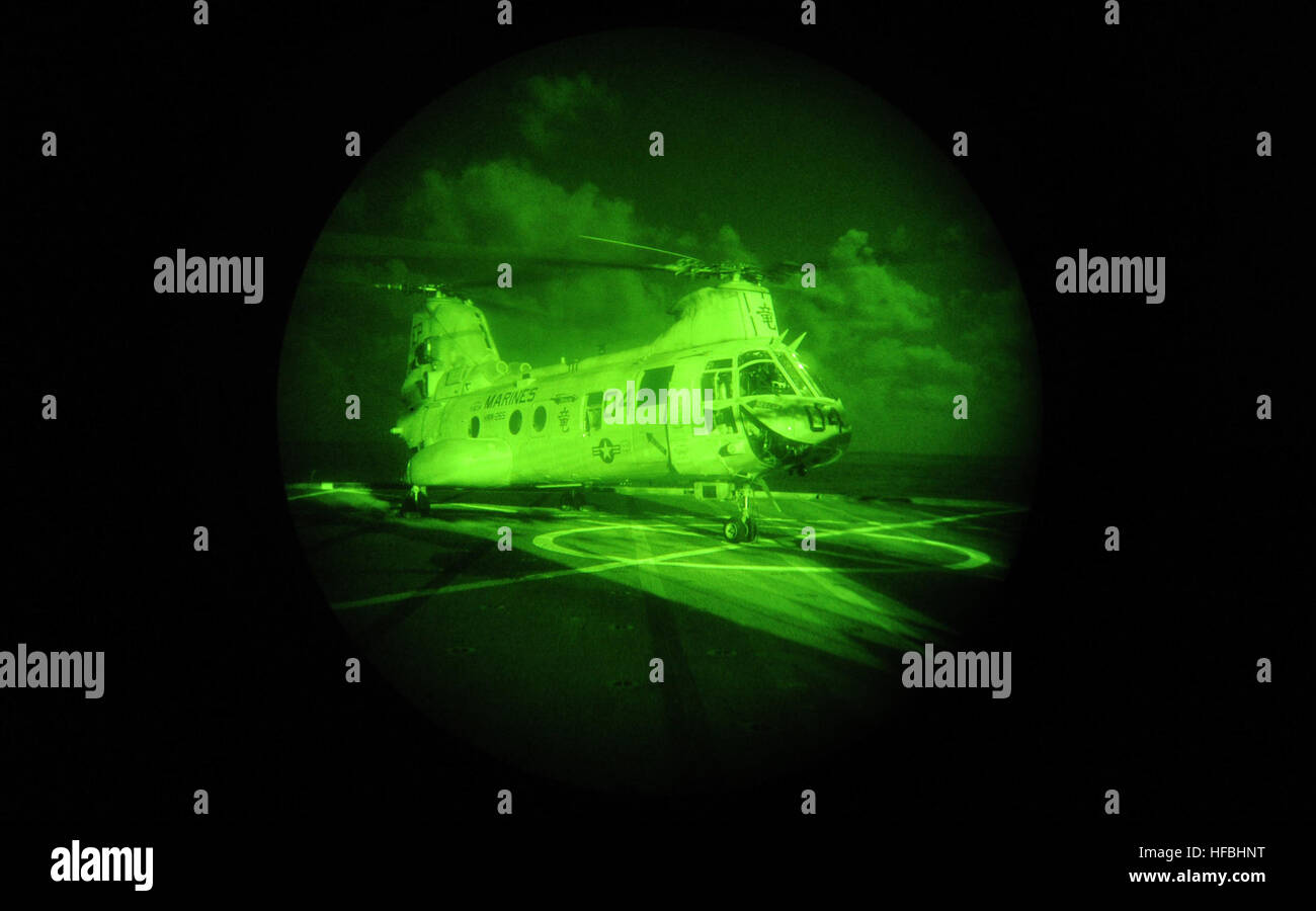 120207-N-LP801-128 SOUTH CHINA SEA (7. Februar 2012) A CH-46 Sea Knight Helikopter bereitet für den Start im Flugbetrieb an Bord nach vorne bereitgestellt amphibische Dock Landungsschiff USS Germantown (LSD-42). Germantown, mit eingeschifften Elemente von der 31. Marine Expeditionary Unit (31. MEU), ist im Gange Cobra Gold 2012 unterstützen. (Foto: U.S. Navy Masse Kommunikation Spezialist Seemann Raul Moreno Jr./freigegeben) - offizielle US Navy Bilder - Cobra Gold 2012 (5) Stockfoto