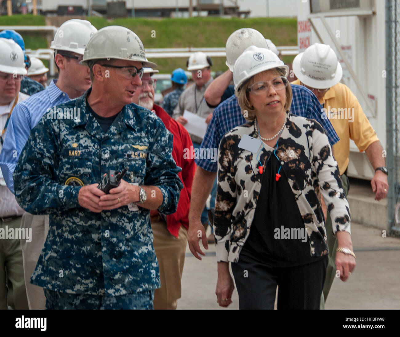 NEWPORT NEWS, Virginia (1. Oktober 2012) Captain William J. Hart, Kommandant des Flugzeugträgers USS Theodore Roosevelt (CVN-71), spricht mit Sue Dryden, Deputy Assistant Secretary Of Defense for Material bereit, bei einem Rundgang durch Huntington Ingalls Newport News Shipbuilding. Theodore Roosevelt absolviert derzeit eine Betankung und komplexen Überholung (RCOH) in der Werft. Abzeichen aus Sicherheitsgründen geändert. (Foto: U.S. Navy Masse Kommunikation Spezialist Seemann Casey Cosker/freigegeben) 121001-N-AT868-011 beitreten das Gespräch www.facebook.com/USNavy www.twitter.com/USNavy navylive.dodliv Stockfoto