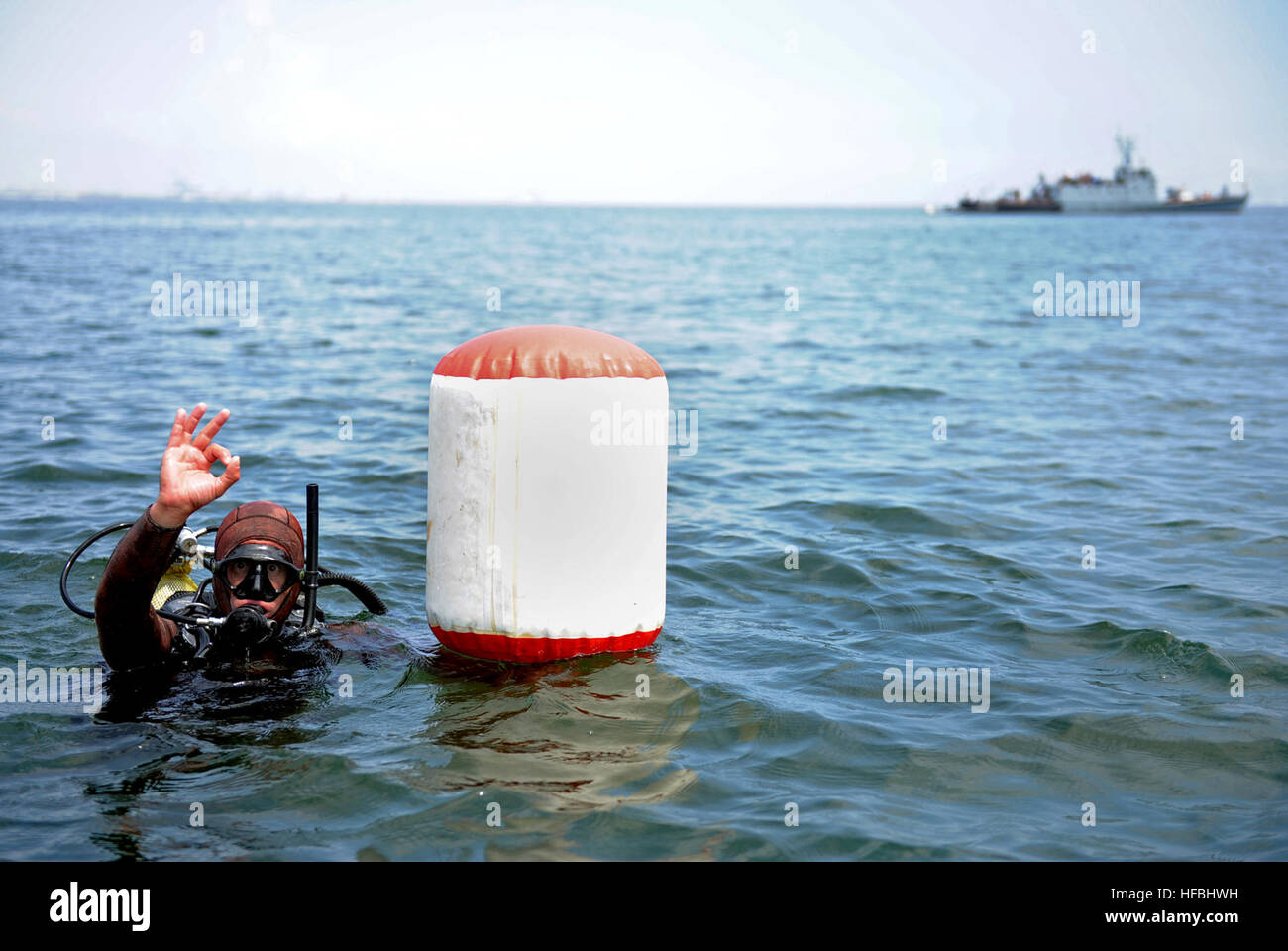 CONSTANTA, Rumänien (31. Mai 2012) bulgarische Marine Diver 1. Klasse Stamen Carkov gibt das Signal an Personal an Bord der rumänischen Marine Saturn während eurasischen Partnerschaft Dive 2012 tauchen. EP Dive 2012 ist eine multinationale Fortbildungsveranstaltung Co-Gastgeber von der rumänischen und US Marinen. Teilnehmenden Ländern gehören, Aserbaidschan, Bulgarien, Georgien, Rumänien, Ukraine und den USA (Foto: U.S. Navy Mass Communication Specialist 2. Klasse Daniel Viramontes/freigegeben) 120531-N-AQ172-259 beitreten das Gespräch http://www.facebook.com/USNavy http://www.twitter.com/USNavy http://navylive.dodlive.mil - Off Stockfoto