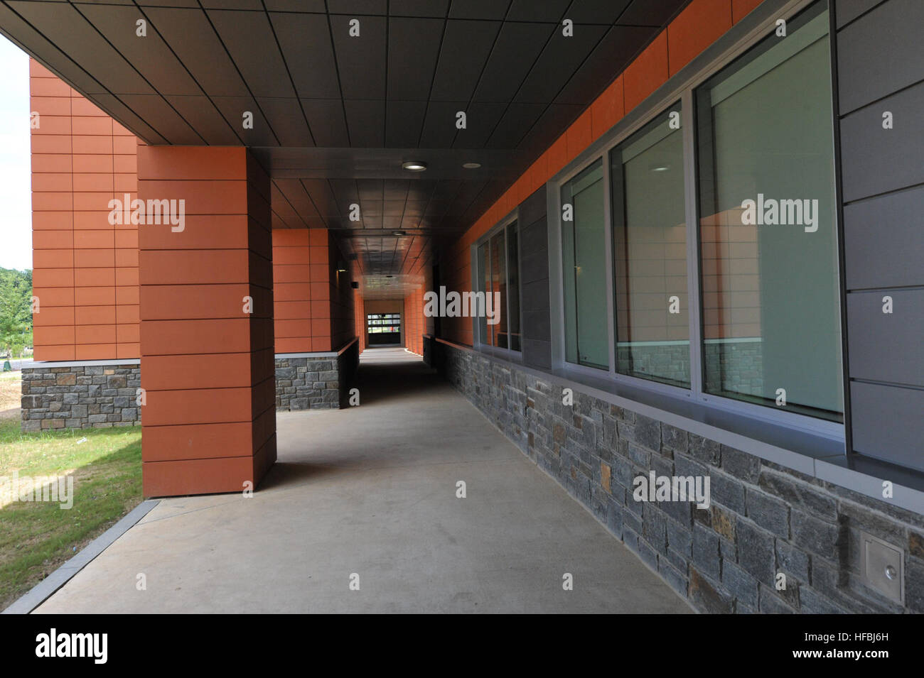 Eine Außenansicht des Fort Belvoir Gemeinschaft Krankenhaus Wiesen Pavillon und Wiesen Garage. (Foto: U.S. Navy Mass Communication Specialist 2. Klasse Todd Frantom/freigegeben) - offizielle US Navy Bilder - Fort Belvoir Community Hospital (7) Stockfoto