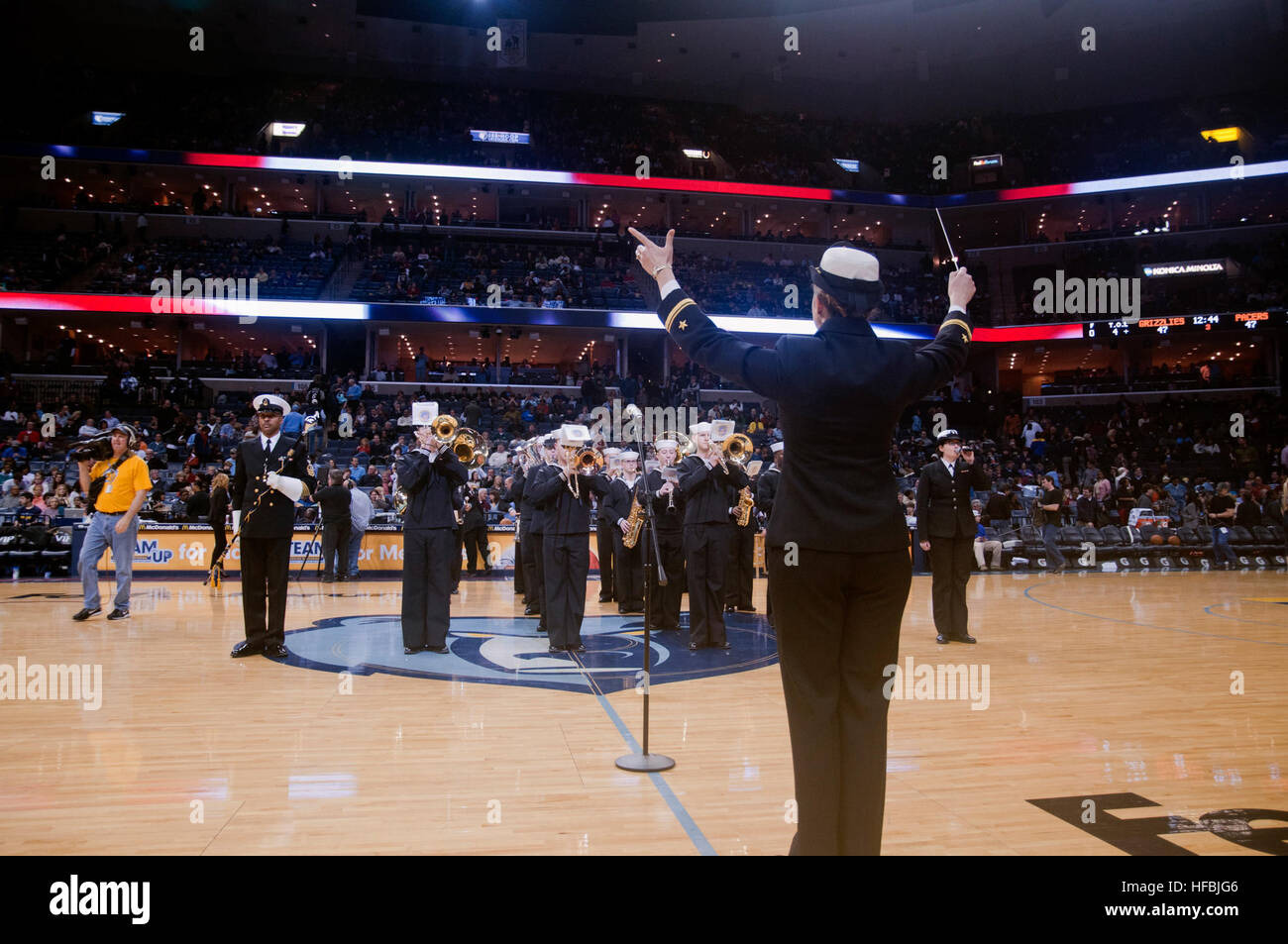 120210-N-HZ247-169 MEMPHIS (10. Februar 2012) Lt. j.g. Kelly Cartwright, Direktor der Marine Band Mid-South führt die Band während einer Halbzeit-Show at the Memphis Grizzlies und Indiana Pacers spielen. Die Memphis Grizzlies Feb. 10 als "Military Appreciation Night" bezeichnet und Militärpersonal ermäßigte Tickets angeboten. (Foto: U.S. Navy Mass Communication Specialist 1. Klasse Davis Anderson/freigegeben) - offizielle US Navy Bilder - Lt. j.g. Kelly Cartwright, Direktor der Marine Band Mid-South führt die Band während einer Halbzeit-Show at the Memphis Grizzlies und Indiana Pacers spielen. Stockfoto