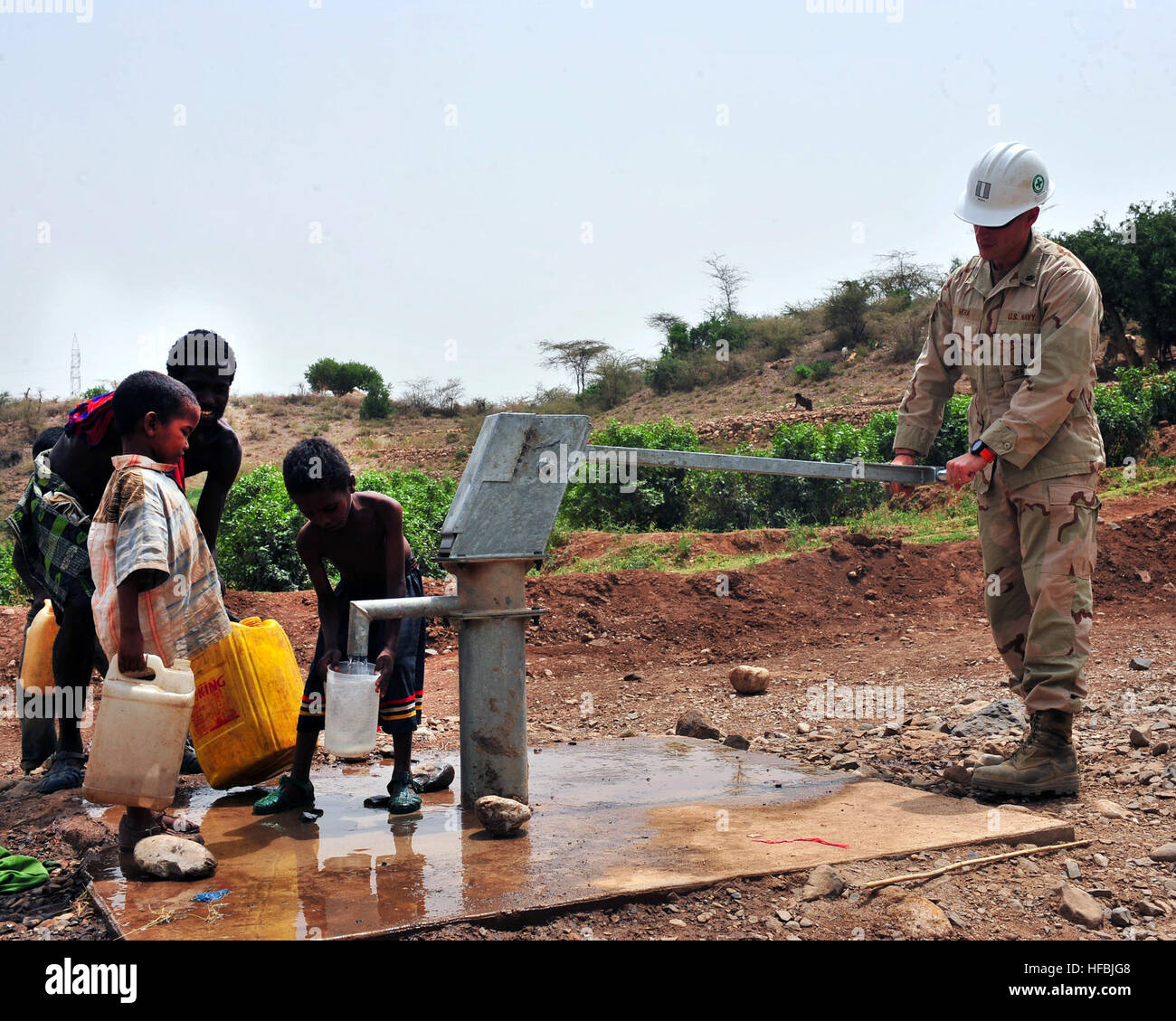 110707-N-EF657-166 DIRA DAWA, Äthiopien (7. Juli 2011) Lt. Jose Mora, Beauftragter für Naval Mobile Bau-Bataillon (NMCB) 74, Ablösung Äthiopien, Pumpen wässern für die Bewohner aus einer kürzlich abgeschlossenen Süßwasser gut. Die Seabee-Bataillon, zugewiesen, kombiniert Joint Task Force-Horn von Afrika, hat humanitäre Projekte im Land, einschließlich Schule Rekonstruktion, Wasser, Brunnenbau und Teilnahme an Projekten für zivile Angelegenheiten unternommen. (Foto: U.S. Navy Mass Communication Specialist 2. Klasse Timothy Wilson/freigegeben) - offizielle US Navy Bilder - Lt. Jose Mora Pumpen Wasser fo Stockfoto