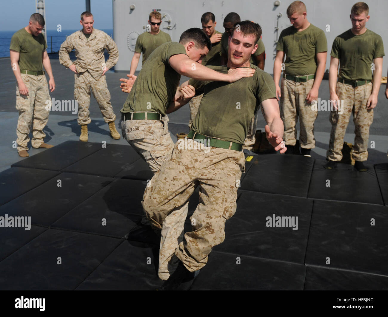 120322-N-QI421-079 SOUTH CHINA SEA (22. März 2012) Lance Cpl. Kyle Neilson fegt Lance Cpl. Brian Liesen während einer Ausbildung Evolution an Bord den USA 7. Flotte Flaggschiff USS Blue Ridge (LCC-19). Neilson und Liesen sind Mitglieder der Flotte Bekämpfung des Terrorismus Security Team Pacific. (Foto: U.S. Navy Mass Communication Specialist 2. Klasse Rafael Figueroa Medina/freigegeben) - offizielle US Navy Bilder - Marines trainieren Sie hand in hand Fähigkeiten an Bord USS Blue Ridge. Stockfoto