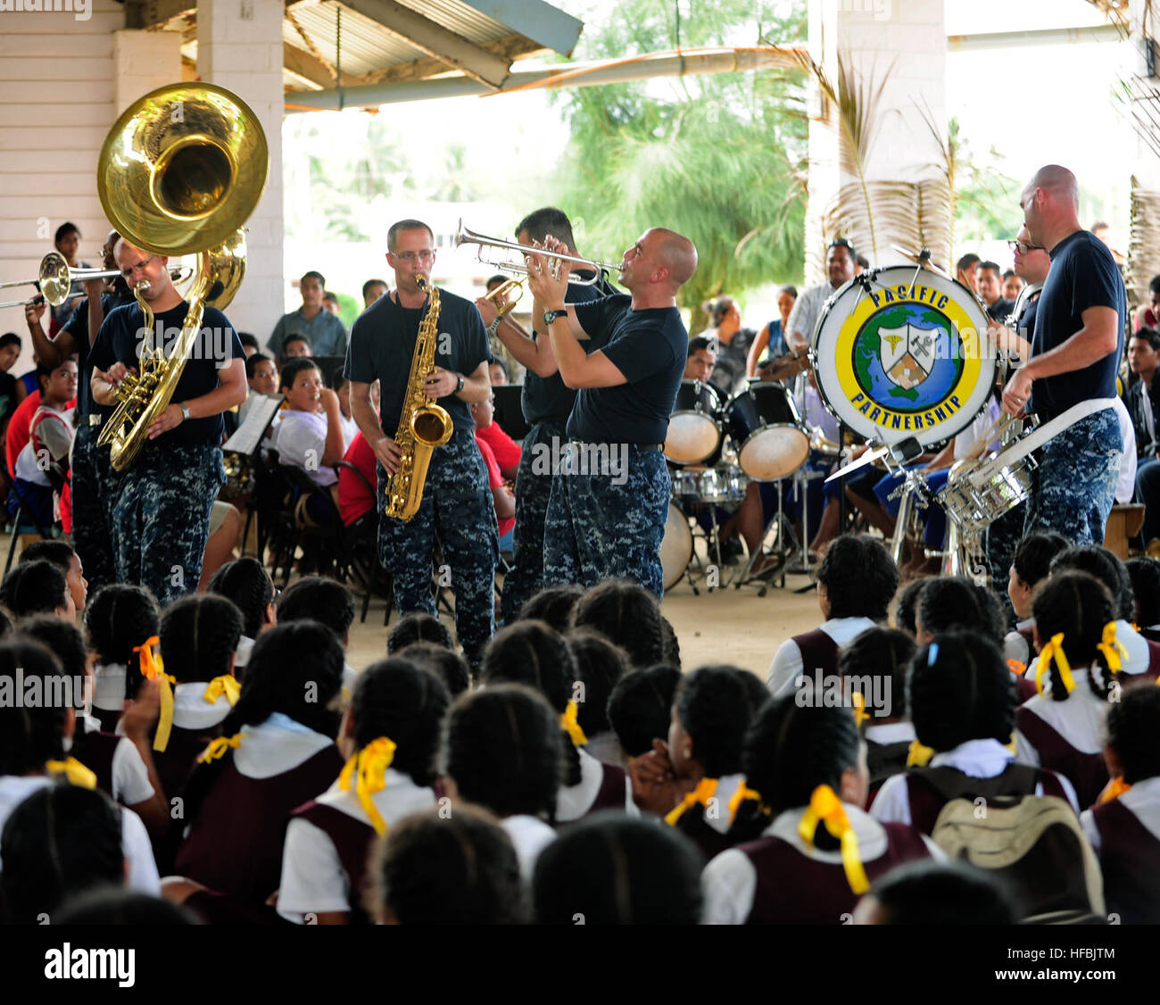 110419-F-HS649-068 VAVAÕU, Tonga (19. April 2011) Mitglieder der Pazifischen Partnerschaft Band an der VavaÕu High School während ein Pazifischen Partnerschaft 2011-Community-Service-Event durchführen. Pacific Partnership ist eine fünfmonatige humanitäre Hilfe-Initiative, die Portbesuche, Tonga, Vanuatu, Papua Neuguinea, Timor-Leste und den Föderierten Staaten von Mikronesien machen. (US Air Force Foto von techn. Sgt. Tony Tolley/freigegeben) - offizielle US Navy Bilder - Mitglieder der Pazifischen Partnerschaft Band führen Sie an einer High School in Tonga. Stockfoto