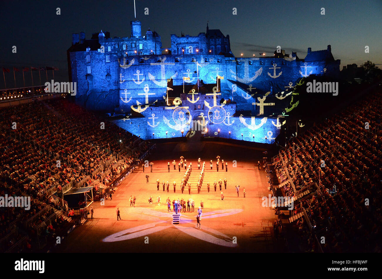 120802-N-VT117-145 EDINBURGH, Schottland (2. August 2012) Mitglieder der US Naval Forces Europa Band führen während einer Generalprobe Royal Edinburgh Military Tattoo "Anchors Aweigh". Das Tattoo vereint Musiker, Tänzer und Dudelsackpfeifer aus der ganzen Welt in EuropeÕs renommiertesten military Tattoo und Marken zum ersten Mal seit 1950 durchführen, die eine US-Navy-Band in der Show durchgeführt hat.  (Foto: U.S. Navy Mass Communication Specialist 2. Klasse Patrick Grieco/freigegeben) - offizielle US Navy Bilder - Mitglieder von US Naval Forces Europa Band durchführen "Anchors Aweigh." Stockfoto