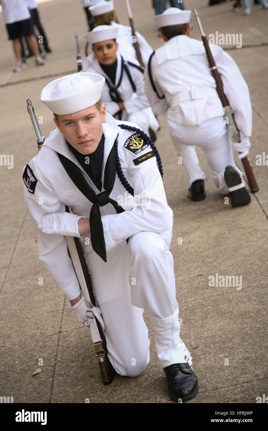 110406-N-YM440-077 DALLAS (6. April 2011) Mitglieder das Fort Worth Meer Cadet Drill Team ausführen als Teil einer Proklamation Zeremonie im Rathaus von Dallas Plaza in Dallas-Ft. Wert Navy Woche. Dieses Ereignis gehört zu den 21 bundesweit Navy Wochen entwickelt, um die Investition zu präsentieren, die Amerikaner haben in ihre Marine als eine globale Kraft für das gute und Sensibilisierung in den Städten, die keine bedeutende Navy Präsenz verfügen. (Foto: U.S. Navy Senior Chief Masse Kommunikation Spezialist Gary Ward/freigegeben) - offizielle US Navy Bilder - Mitglied von Fort Worth Meer Cadet Drill Team führt während der Dallas - Stockfoto