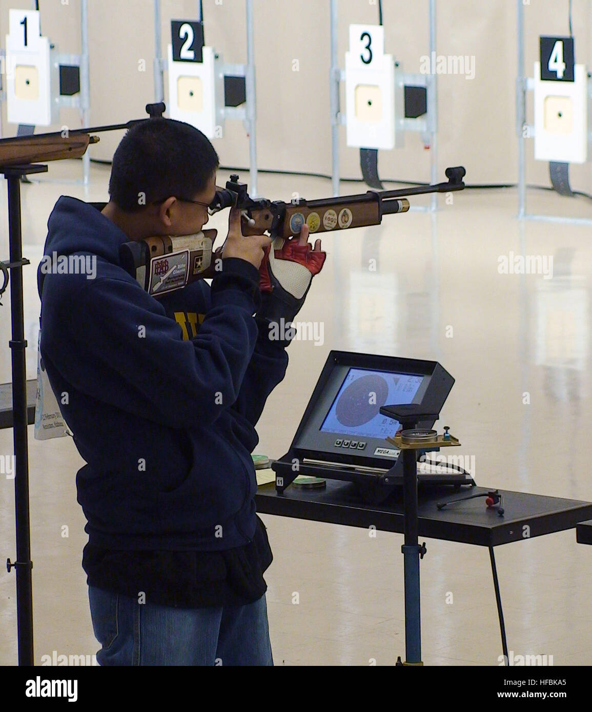 110212-N-FO977-357 ANNISTON, Alabama (12. Februar 2011) Marine Junior Reserve Officers Training Corps (NJROTC) Cadet und Sporter Division einzelne Gesamtsieger, Renz Ibarra, Besuch des Zion-Benton-Gymnasiums in Zion, Illinois, Senior stellt seinen Anblick auf das Ziel während der 2011 NJROTC Luftgewehr Meisterschaft in Anniston, Alabama rund 200 NJROTC Kadetten 51 High School in den Vereinigten Staaten an dem Wettbewerb teilgenommen. (US Navy Foto von Mike Miller/freigegeben) - offizielle US Navy Bilder - NJROTC Kadett an Luftgewehr Meisterschaft teilnimmt. Stockfoto