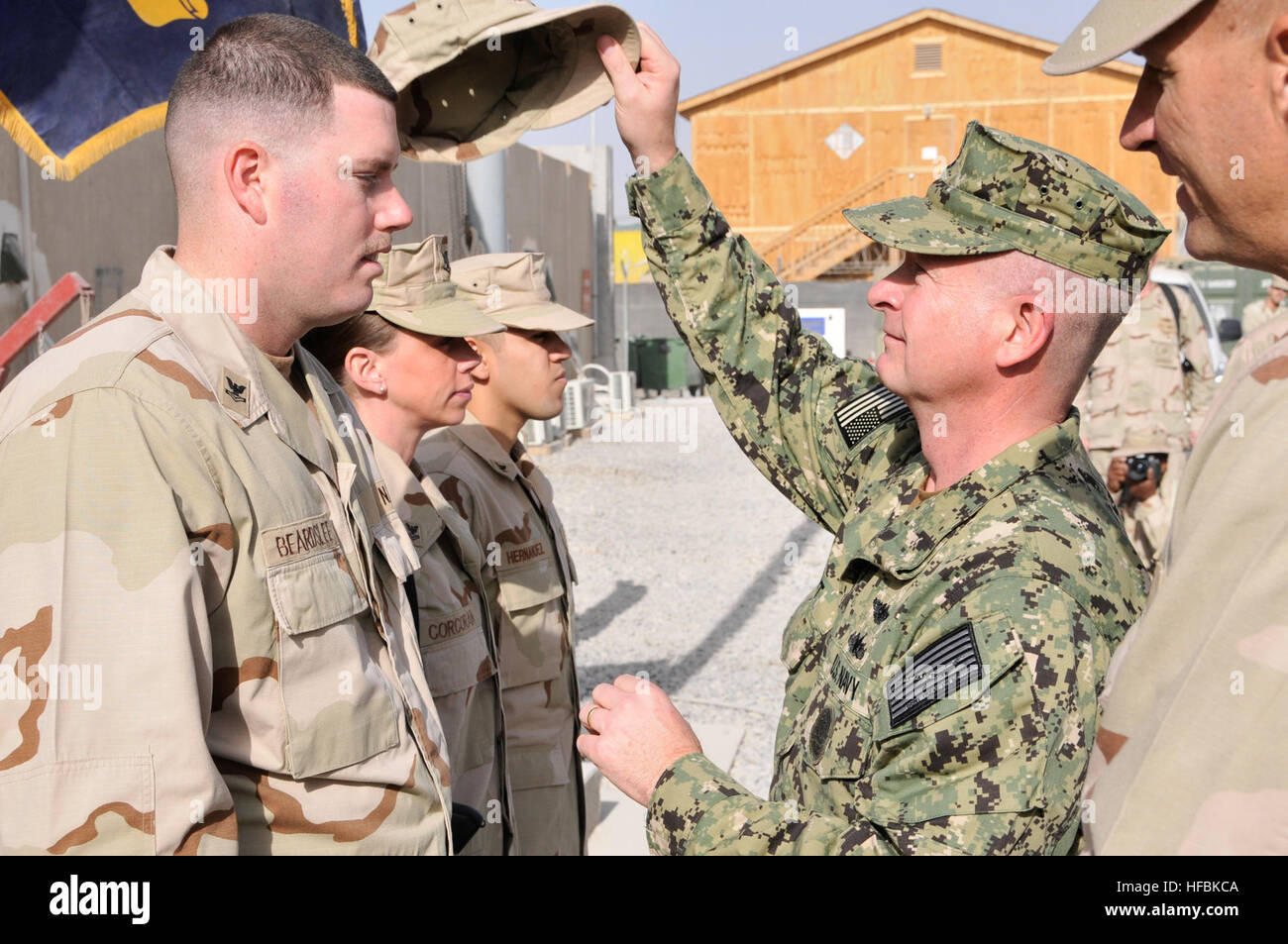 Mitglieder des 30. Marinebau-Regiments, Task Force Forager, nehmen an einer Beförderungszeremonie teil, während sie in Afghanistan eingesetzt sind. Die Abteilung führt Ingenieurwesen, Infrastrukturbau und Projektmanagement zur Unterstützung der Operation Enduring Freedom durch. Stockfoto