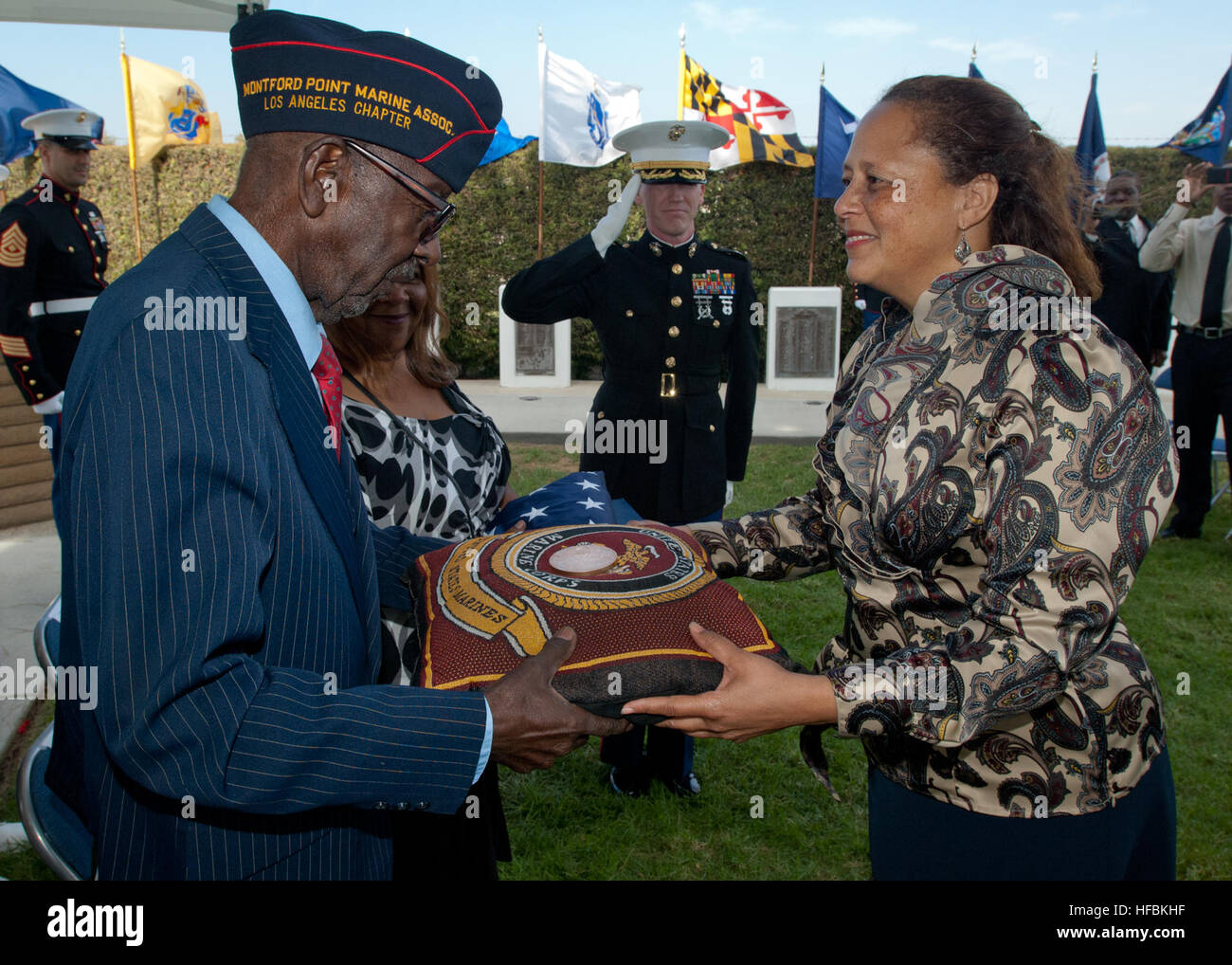 NAVAL Waffen STATION SEAL BEACH, Kalifornien (13. Oktober 2012) im Ruhestand Marine Corps Master Sgt. Emanuel Caesar präsentiert mit der Congressional Gold Medal von US-Abgeordneter Laura Richardson in einer Zeremonie am Naval Waffen Station Seal Beach.  Caesar, ein Montford Point Marine, war einer der ersten afro-amerikanischen Rekruten Montford Point Camp während des zweiten Weltkriegs besuchte.  Monford war das einzige Boot Camp, die Rekruten schwarz waren berechtigt, besuchen bis Juli 1948 als Präsident Harry S. Truman Executive Order 9981, Trennung endet ausgestellt. Der US-Marine hat ein 237-Jahr Erbe verteidigen fre Stockfoto