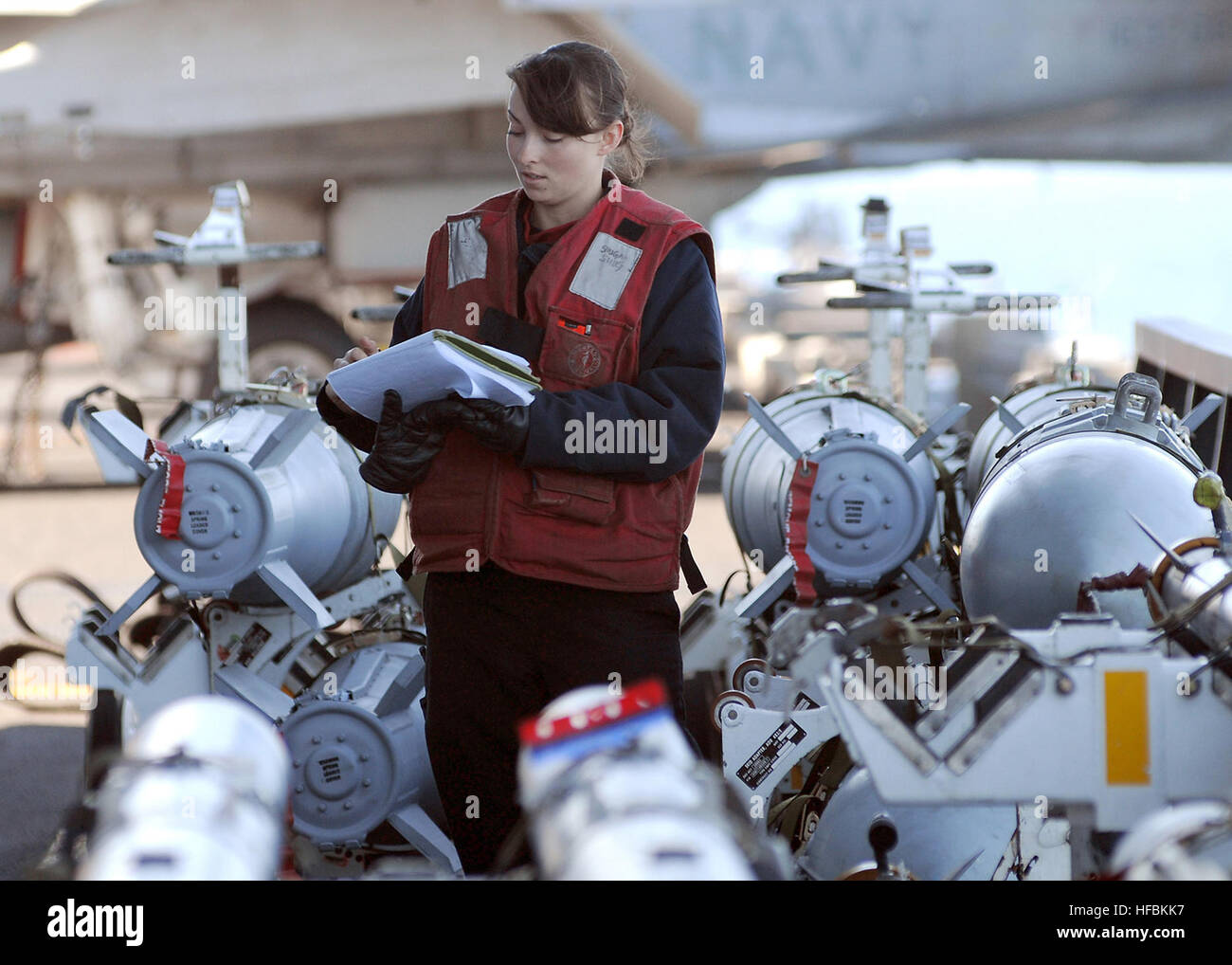 110217-N-DM338-087 Pazifik (17. Februar 2011) Aviation Ordnanceman 3. Klasse Shirley Shugar, entnimmt Joppe, Ala., Inventar der Artillerie in der Farm Bombe an Bord des Flugzeugträgers USS Ronald Reagan (CVN-76). Ronald Reagan Carrier Strike Group baut Training vor der Bereitstellung in der westlichen Pazifischen Ozean und US Central Command Verantwortungsbereich im Gange. (Foto: U.S. Navy Masse Kommunikation Spezialist Seaman Nicholas A. Groesch/freigegeben) - offizielle US Navy Bilder - Sailor-Alabama native Vorräte Munition an Bord der USS Ronald Reagan. Stockfoto