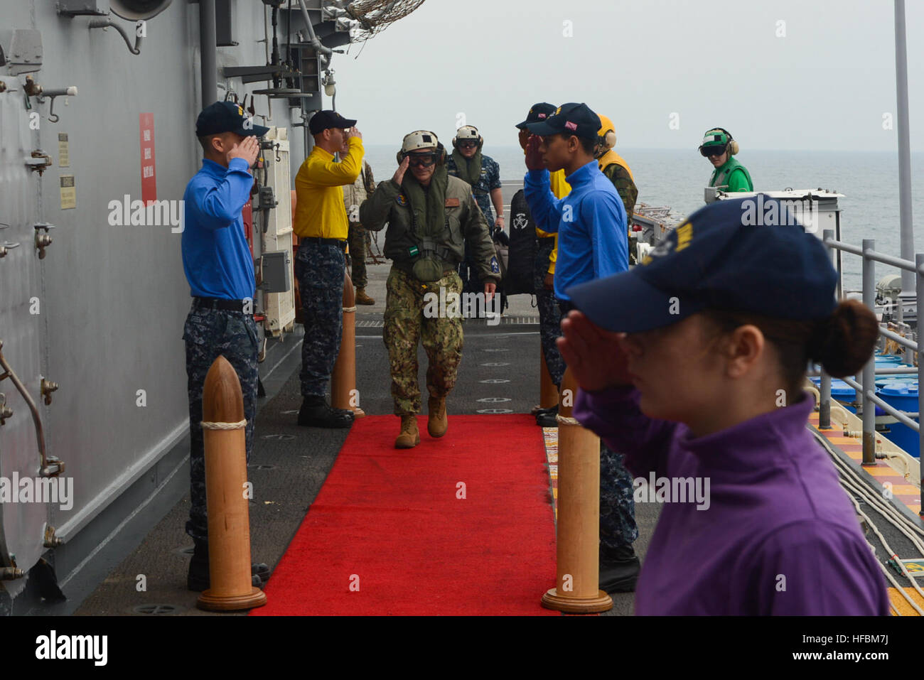 Atlantik (9. November 2016) – Rear Admiral Roy I. Kitchener, Kommandant, Expeditionary Strike Group zwei, durchläuft Seite Jungs wie er auf amphibischer Angriff Schiff USS Iwo Jima (LHD-7 kommt). Iwo Jima dampft in Richtung N.Y zur Unterstützung der Veteranen Tag feiern. (US Navy Foto von Seemann Evan A. Denny/freigegeben) 161109-N-DS065-012 161109-N-DS065-012 Stockfoto